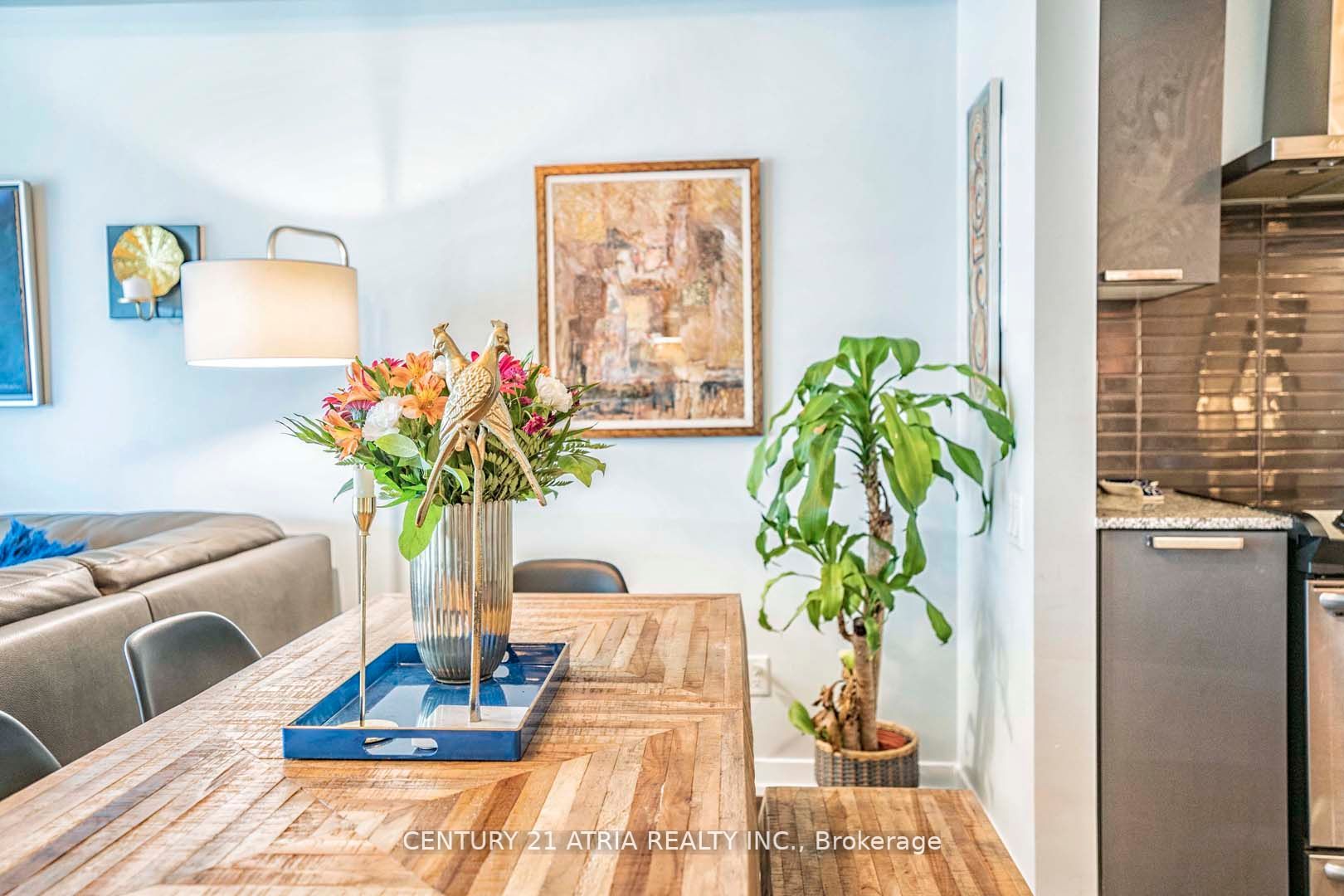 95 Bathurst St, #323