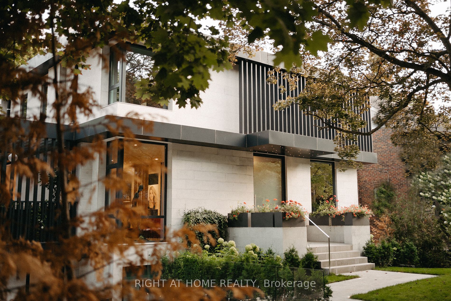 19 Cortleigh Blvd