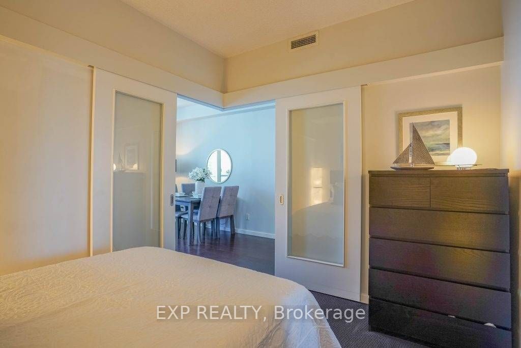 8 York St, #2704