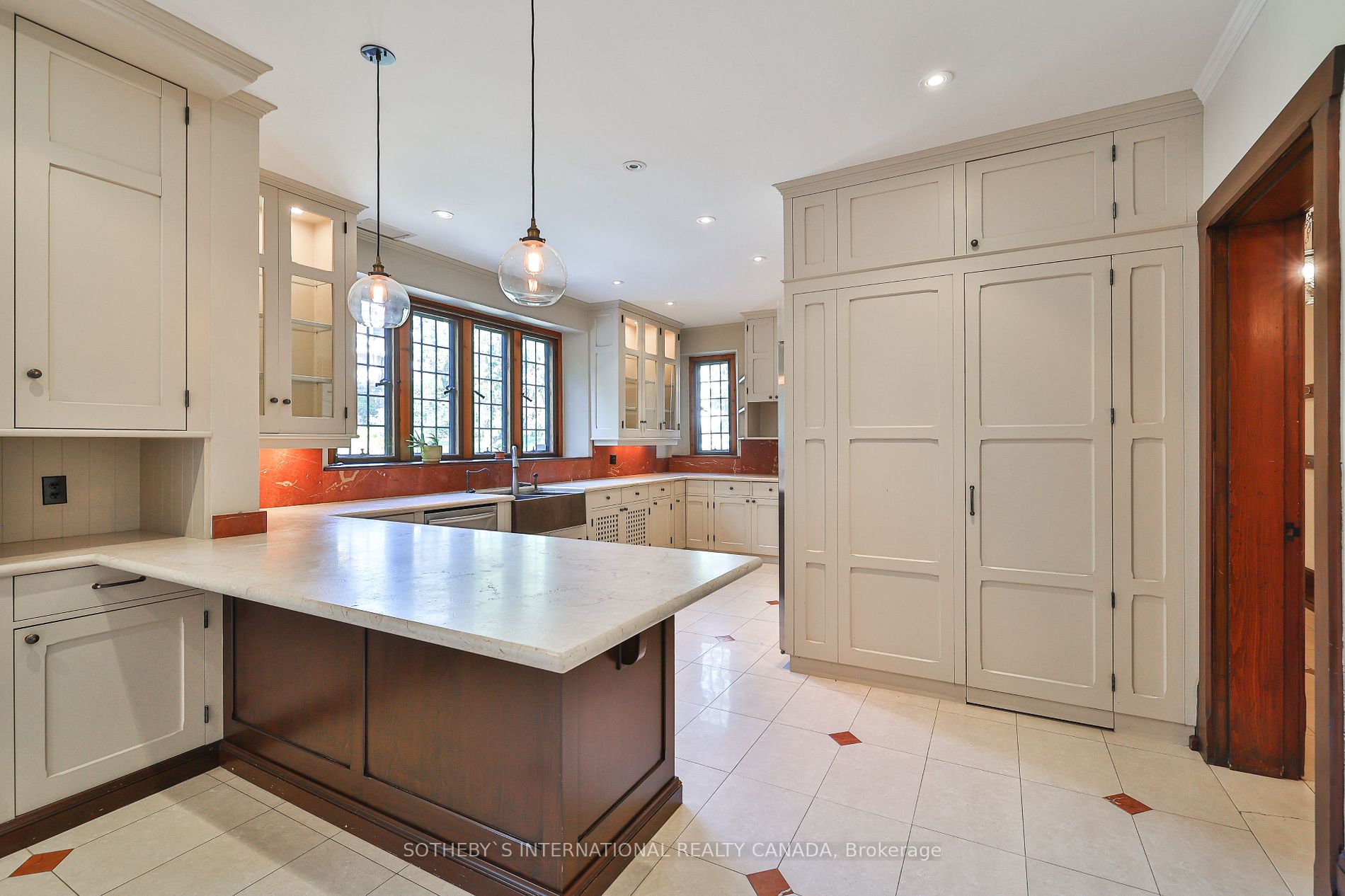 372 Old Yonge St
