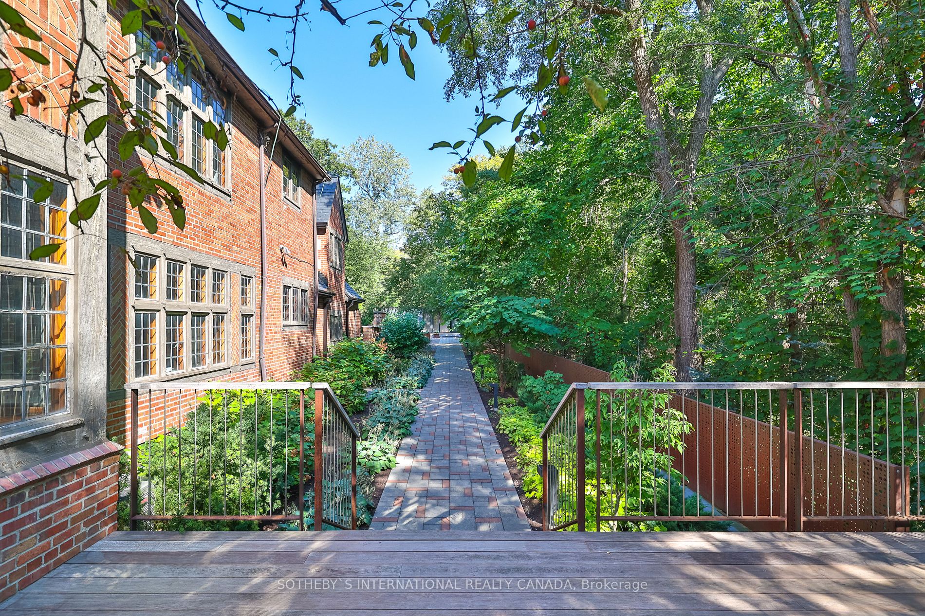 372 Old Yonge St