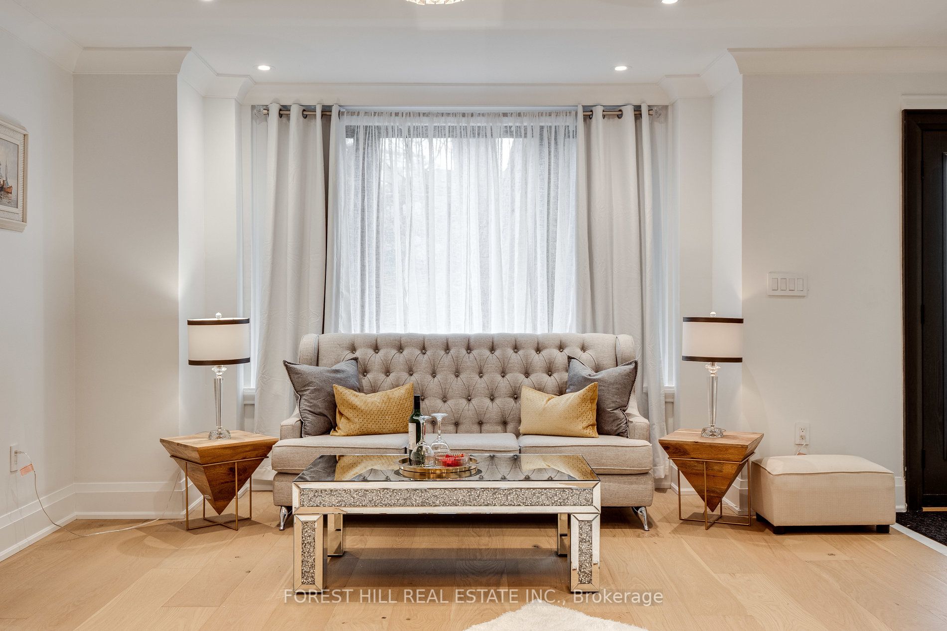 293 Chaplin Cres