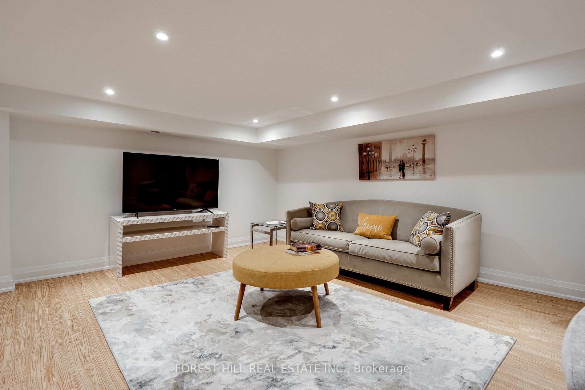 293 Chaplin Cres