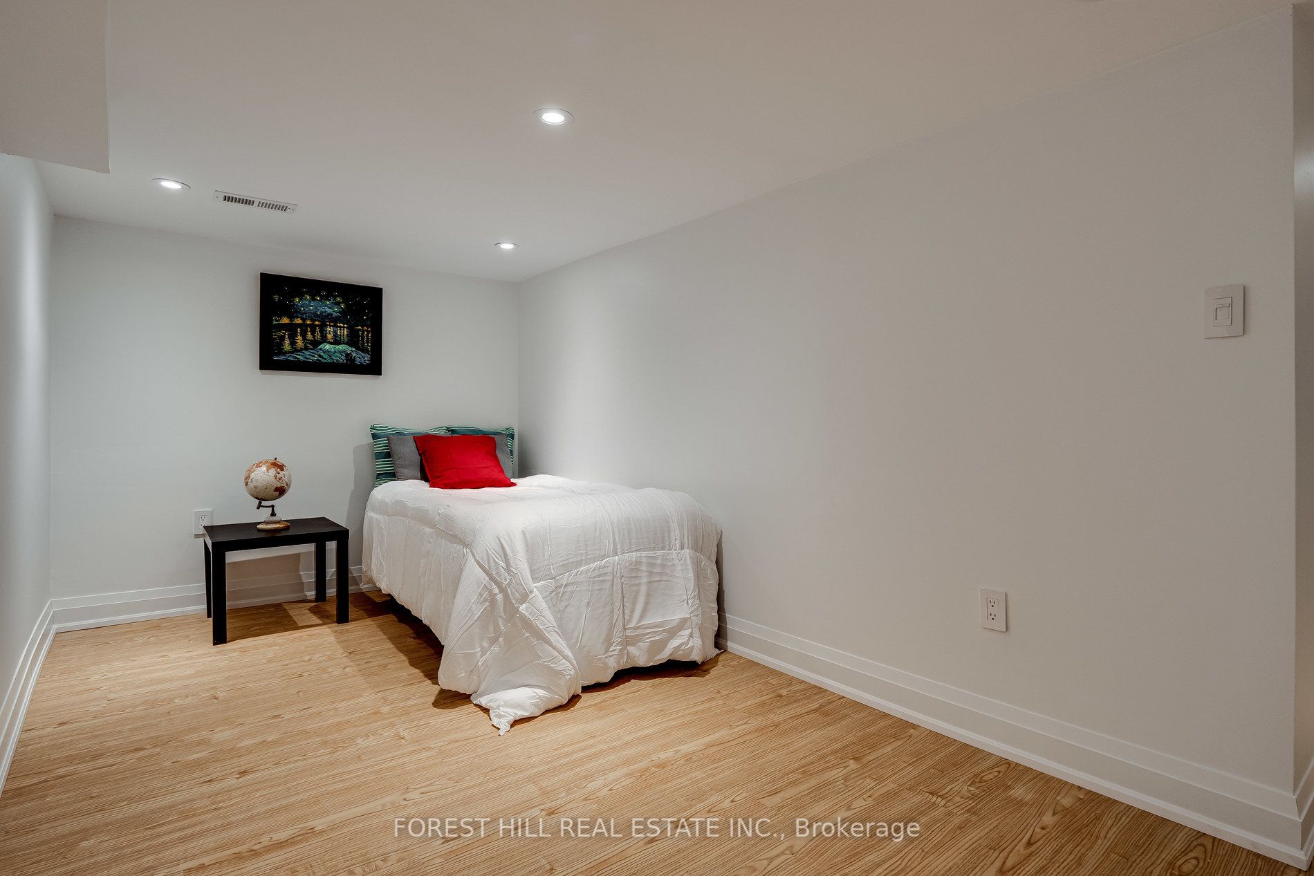 293 Chaplin Cres