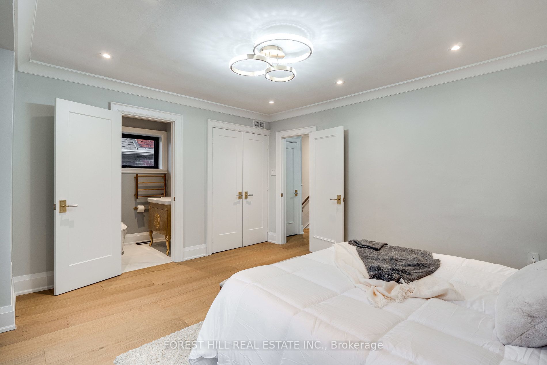 293 Chaplin Cres