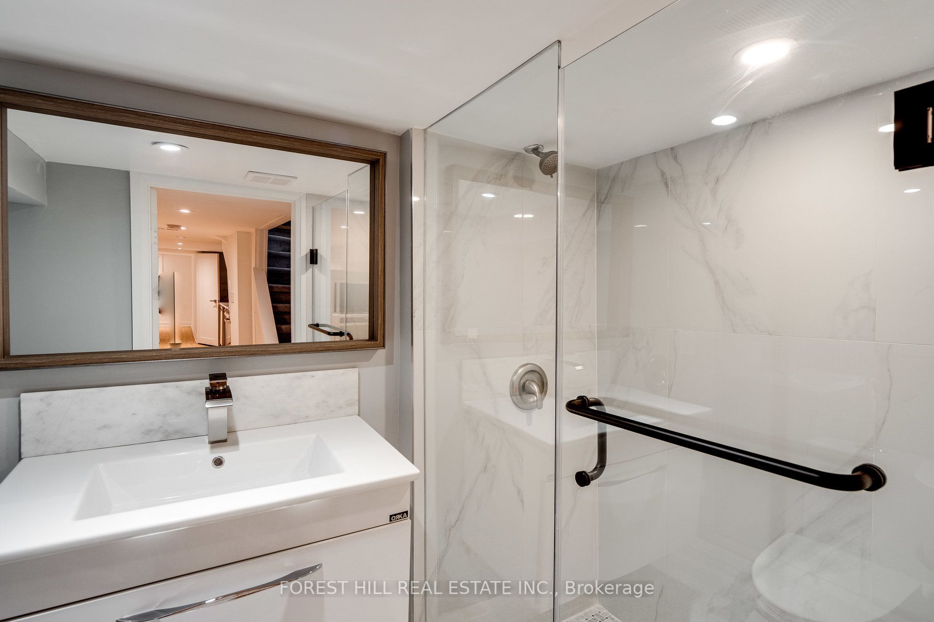 293 Chaplin Cres