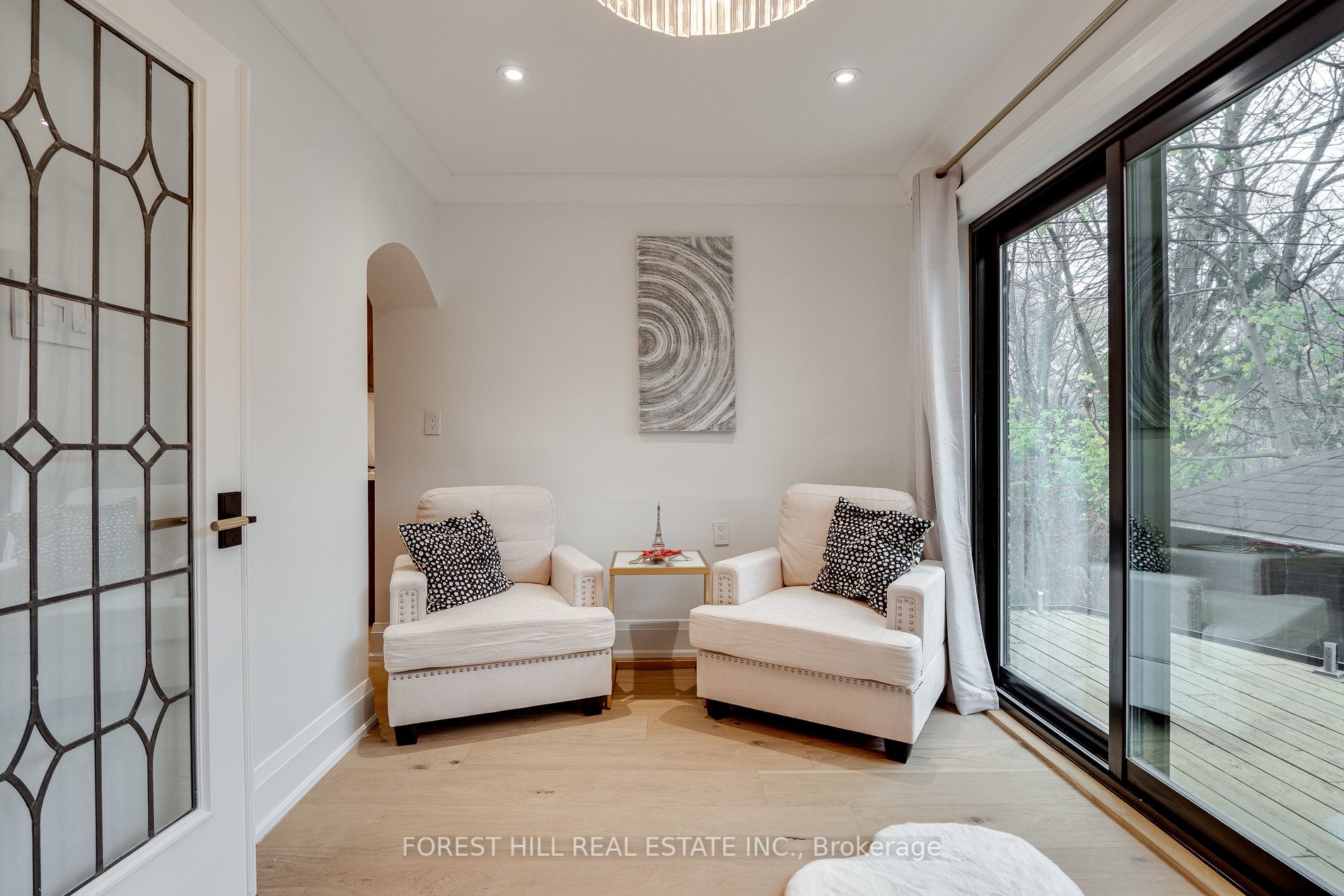 293 Chaplin Cres