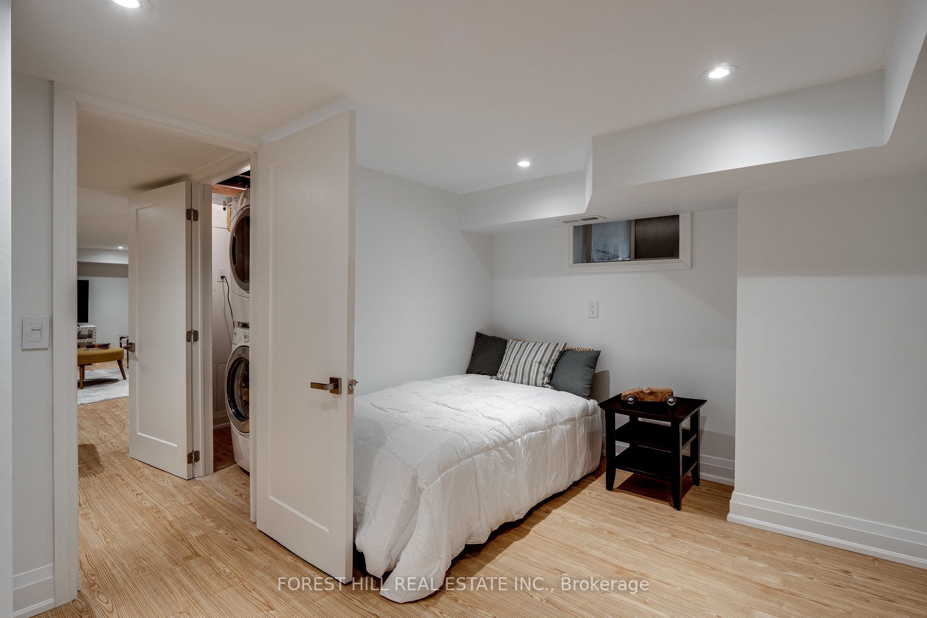 293 Chaplin Cres