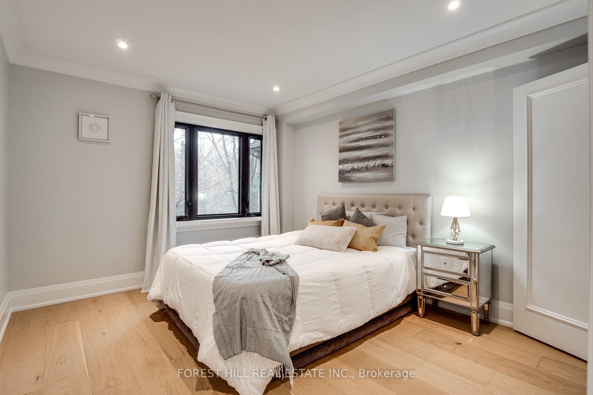 293 Chaplin Cres