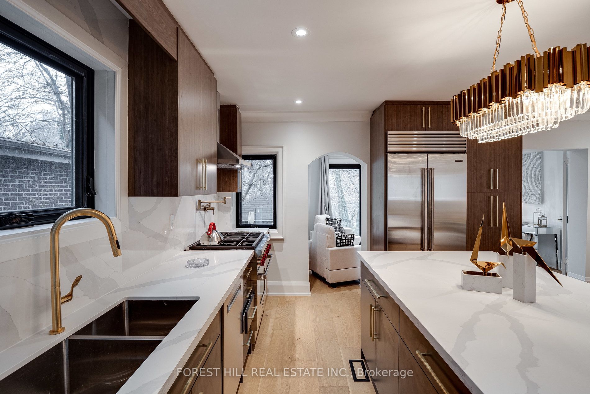 293 Chaplin Cres