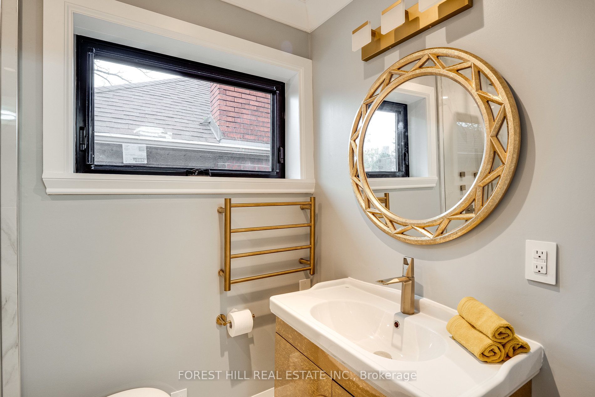 293 Chaplin Cres