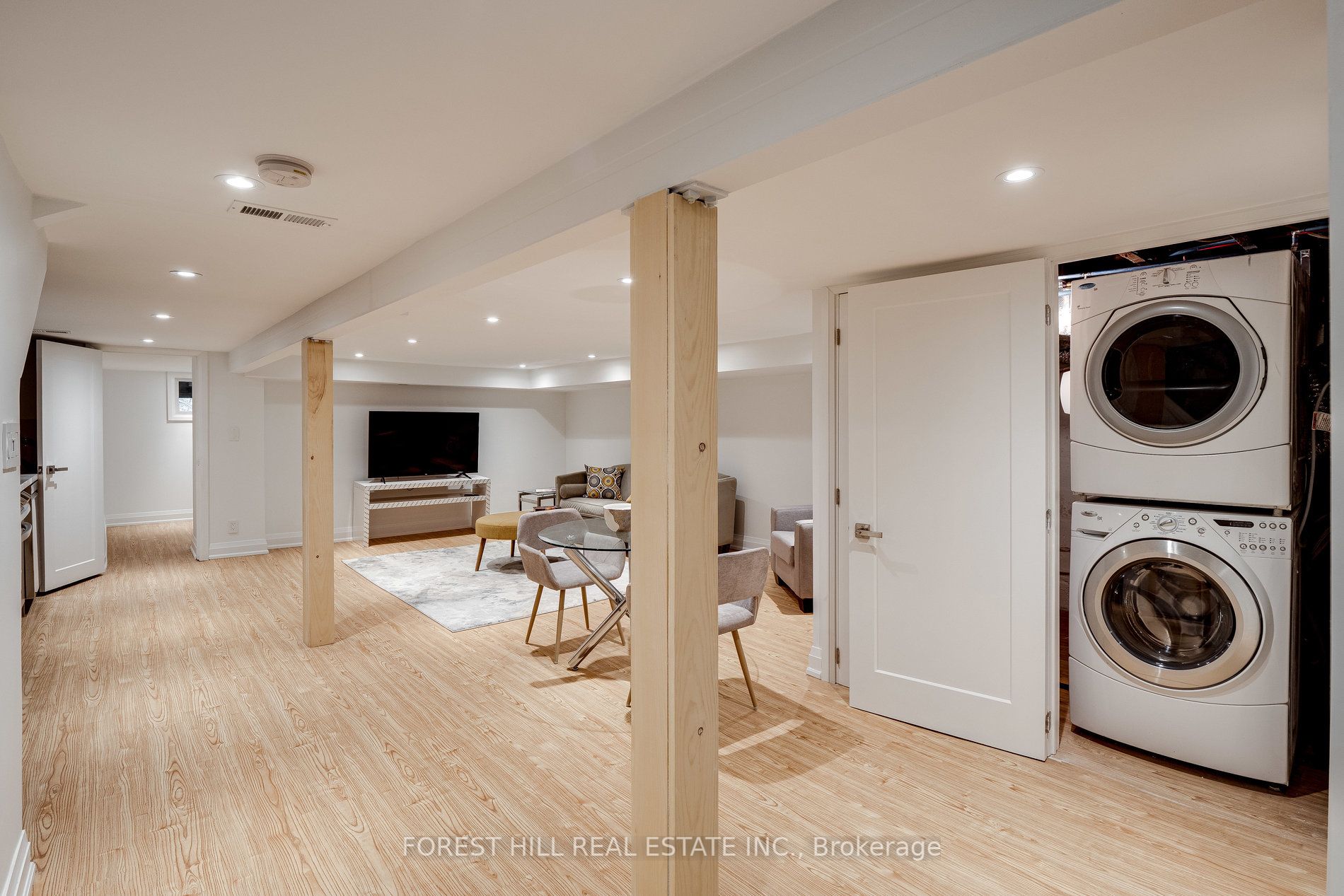 293 Chaplin Cres