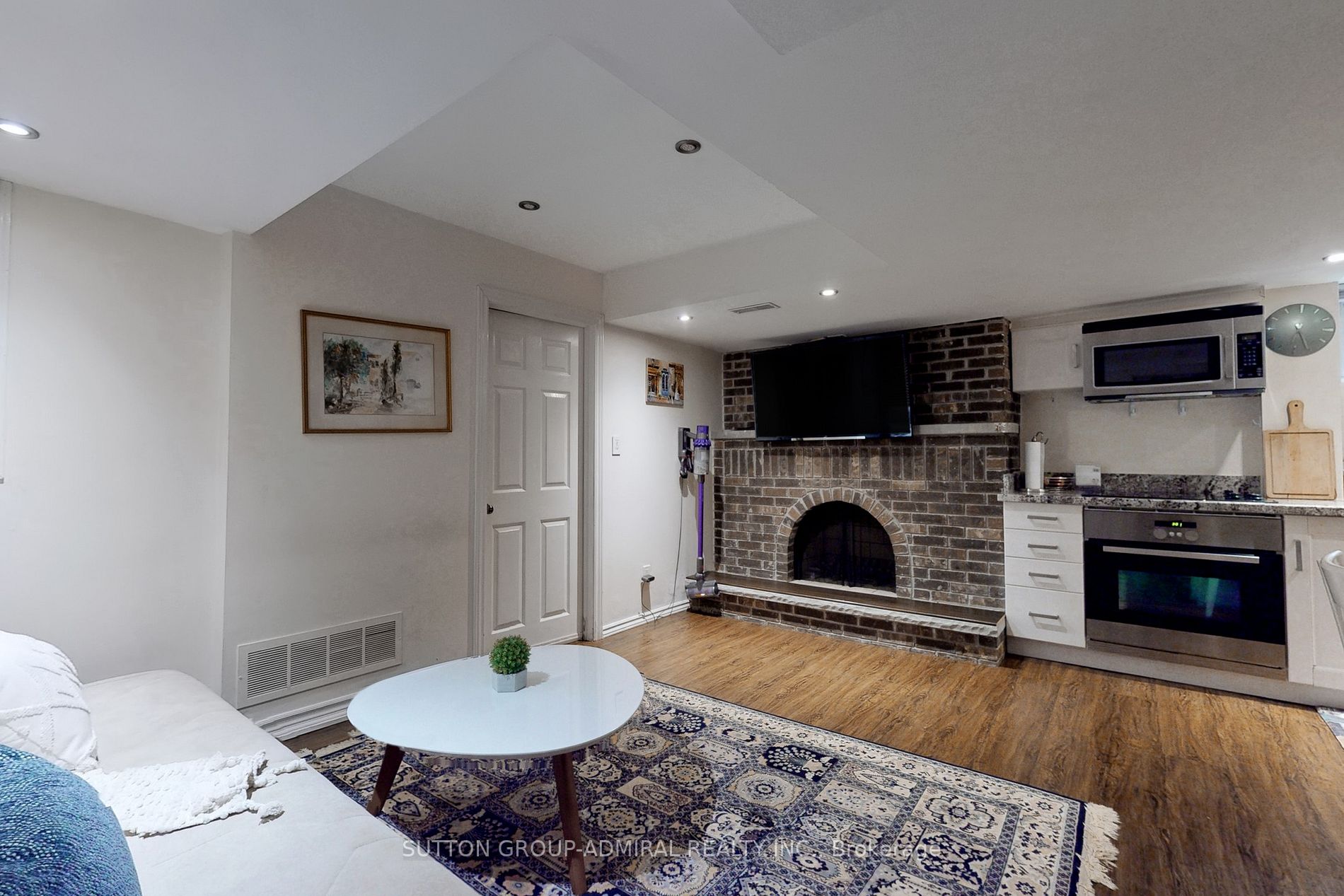 19 Carmel Crt