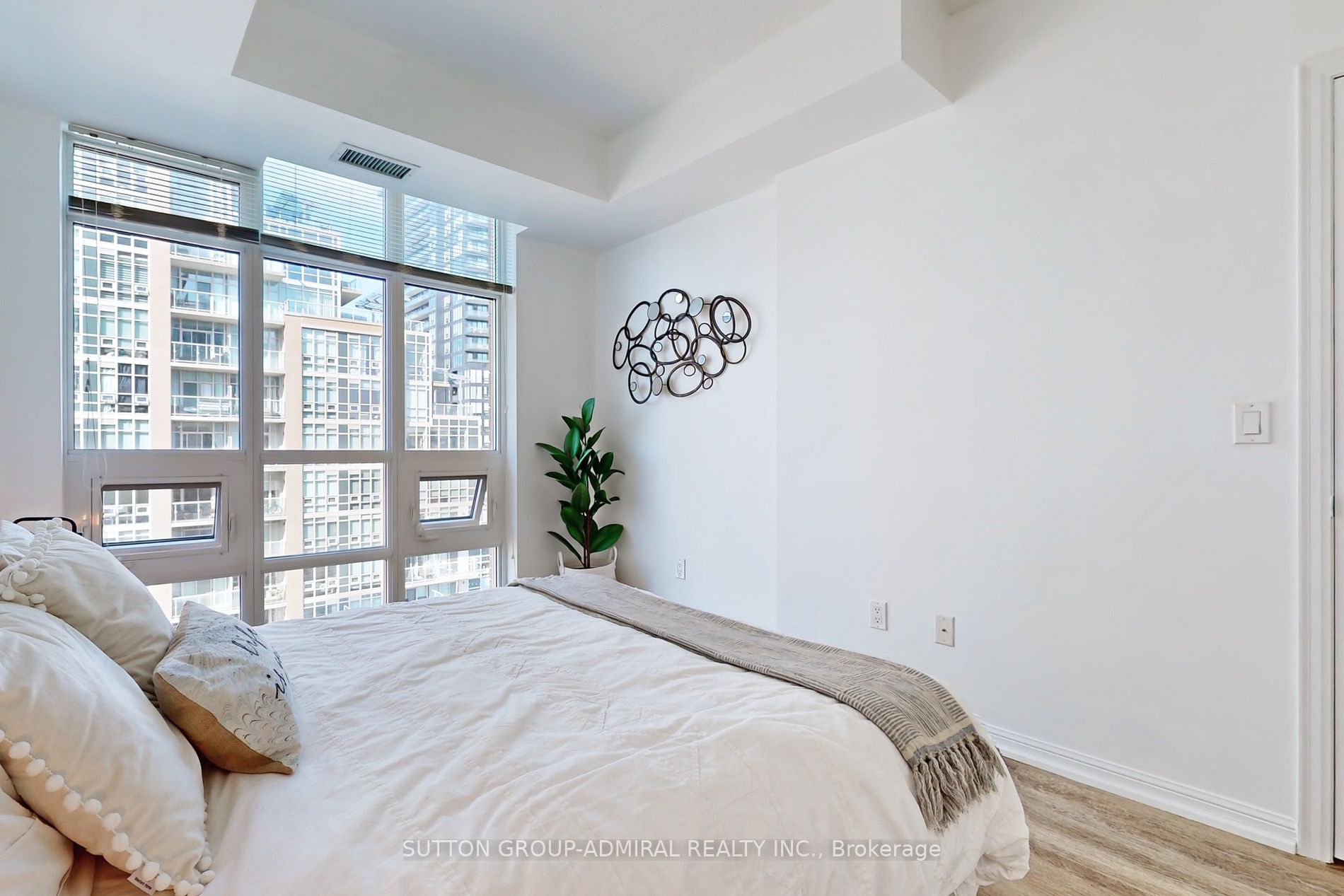 75 East Liberty St, #1511