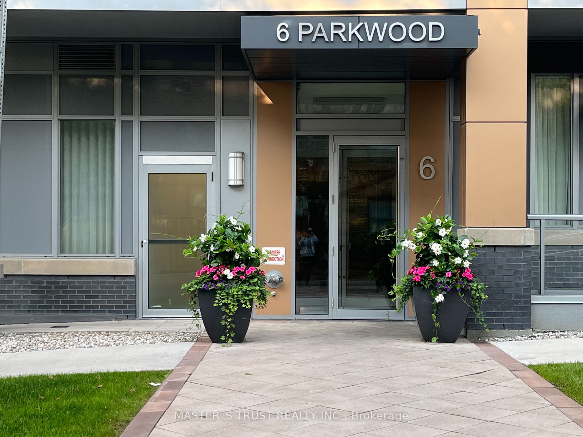 6 Parkwood Ave, #Th104