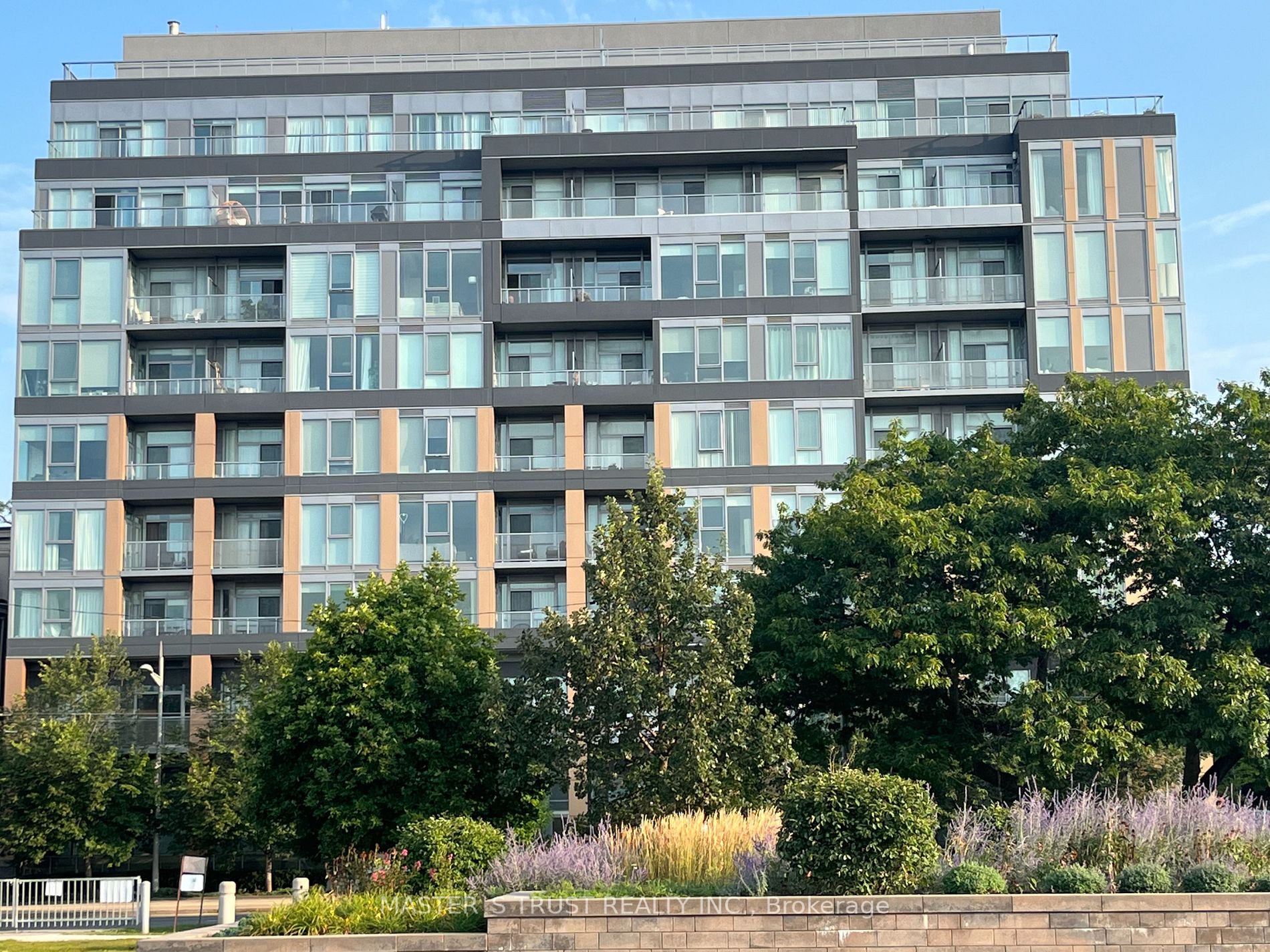 6 Parkwood Ave, #Th104