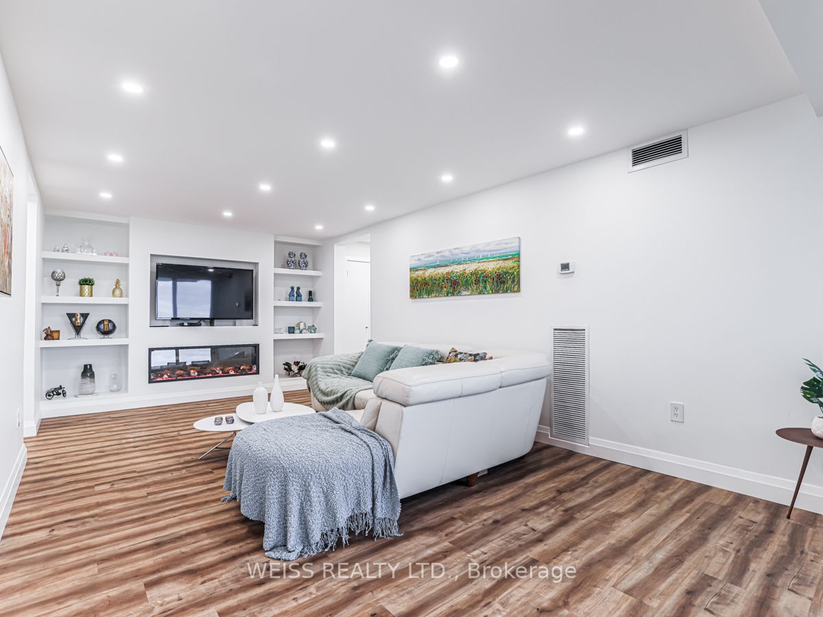 150 Neptune Dr, #606