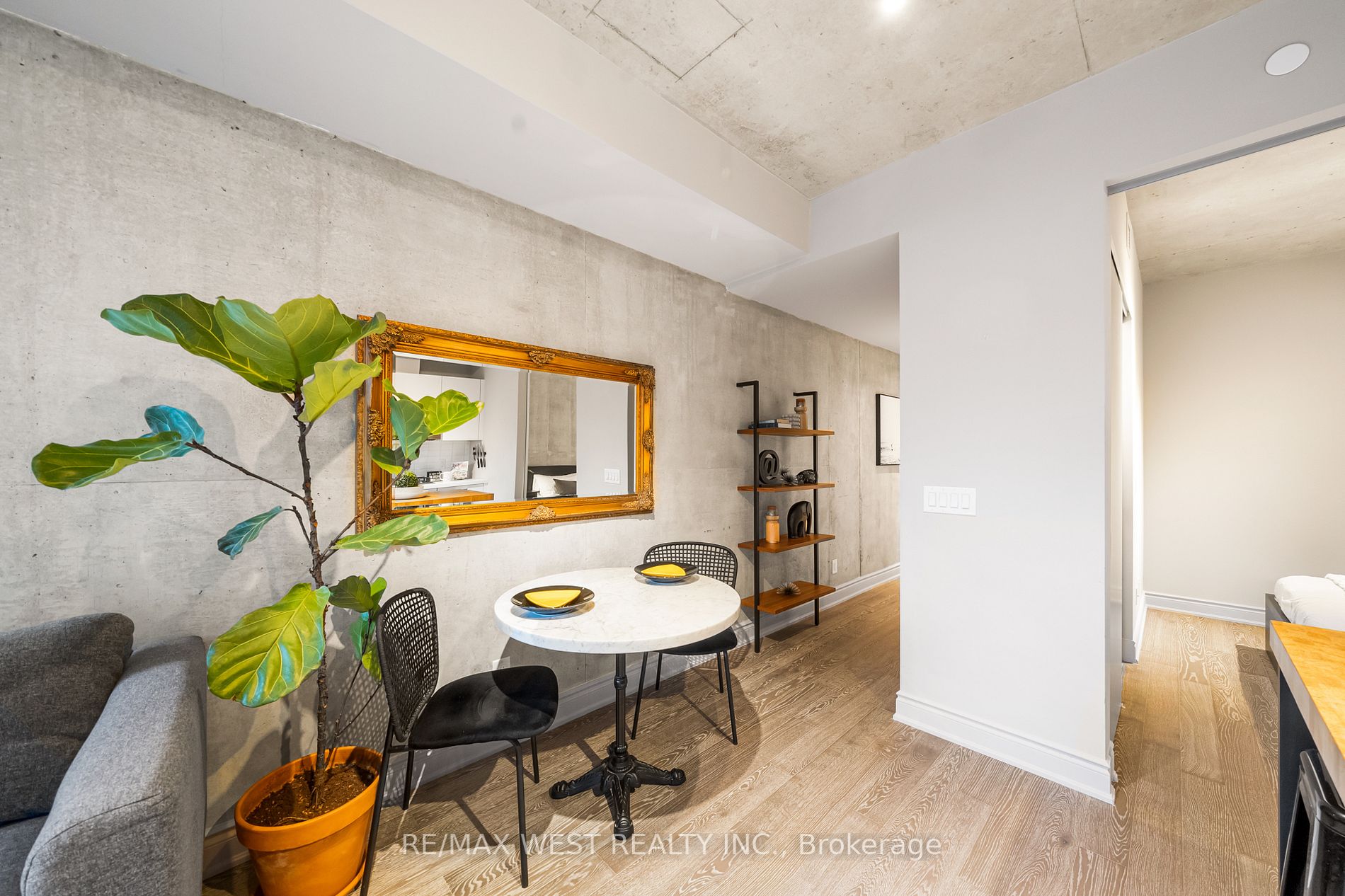 608 Richmond St W, #409