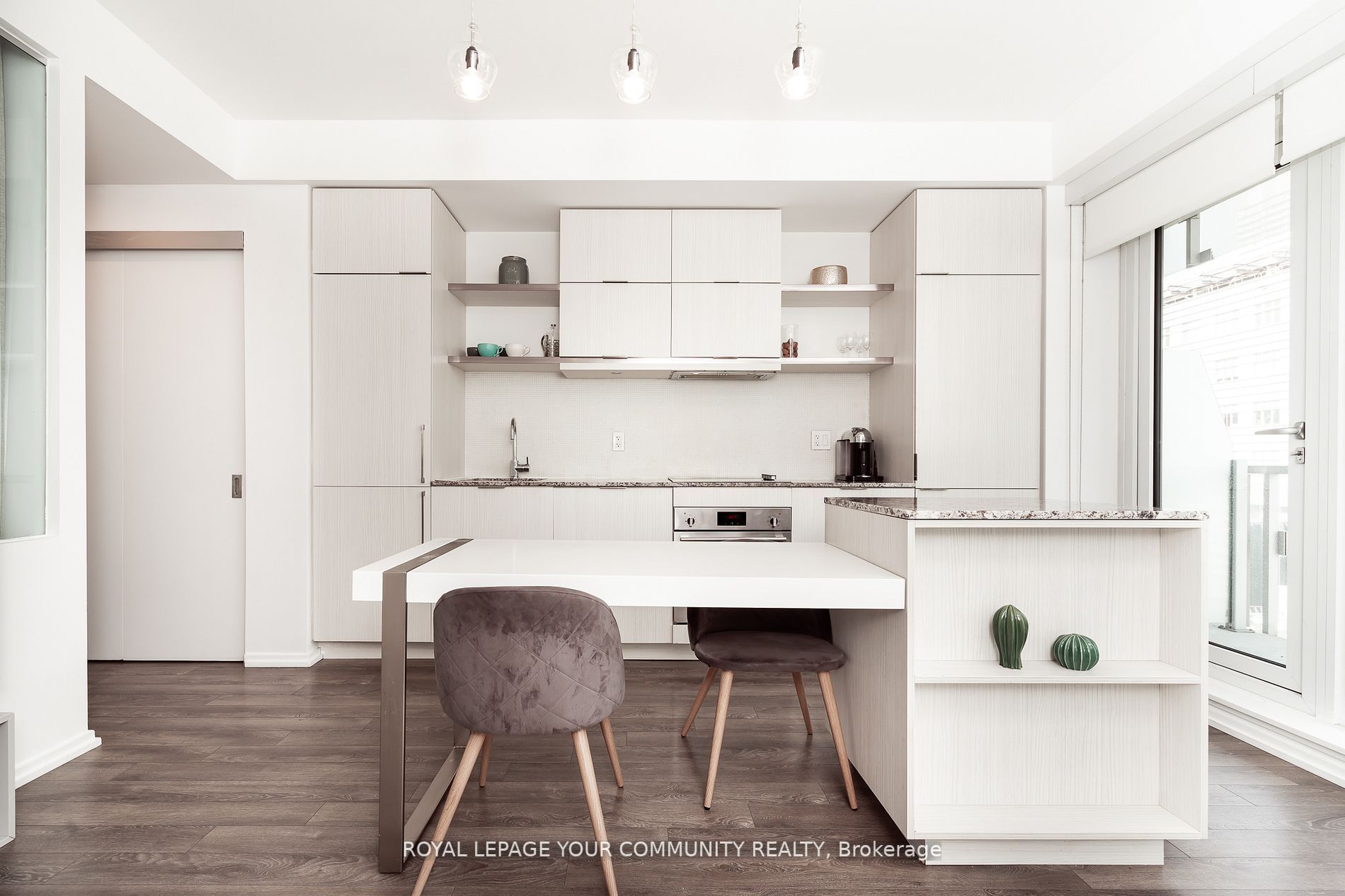197 Yonge St, #1404