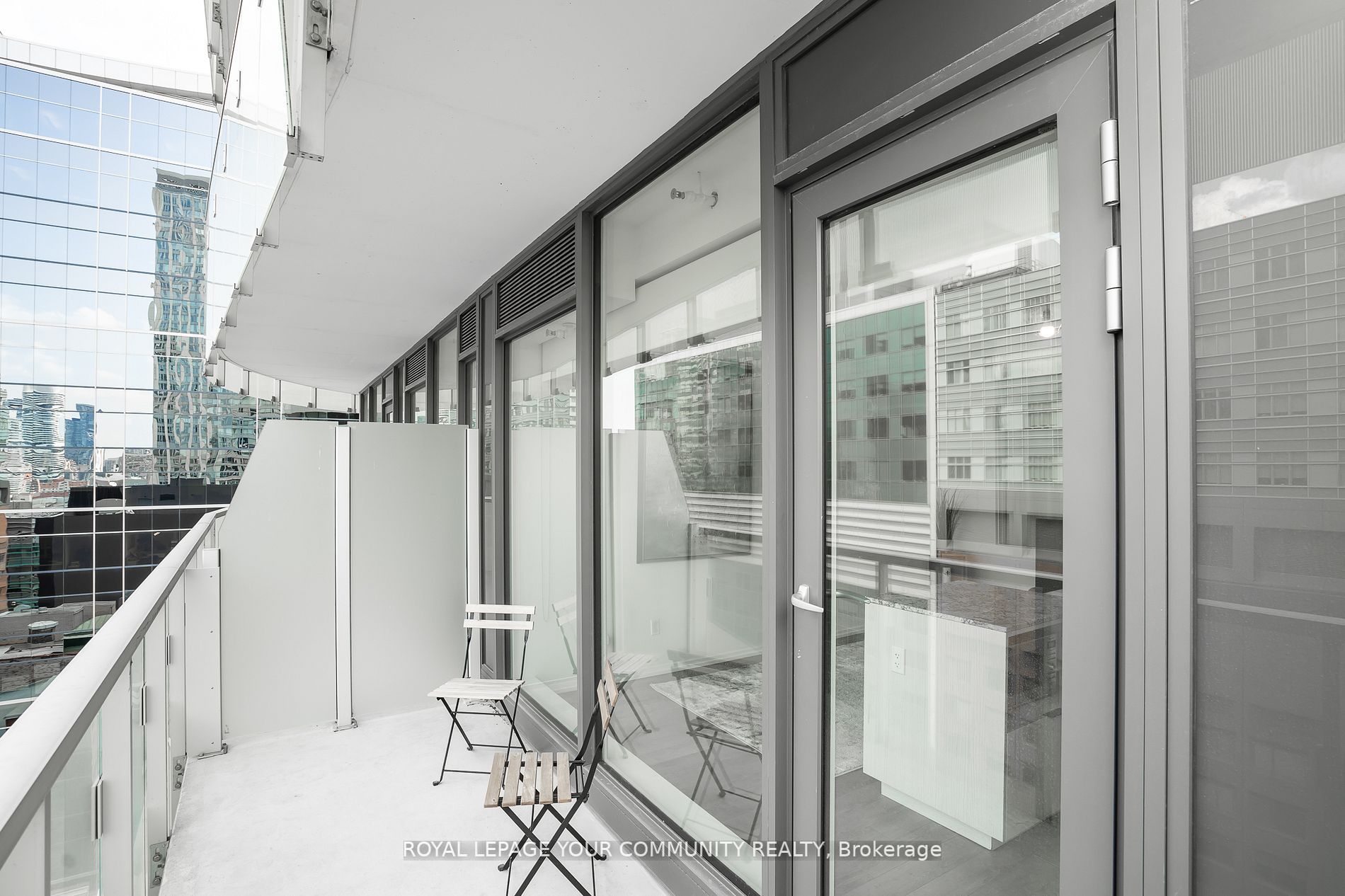 197 Yonge St, #1404