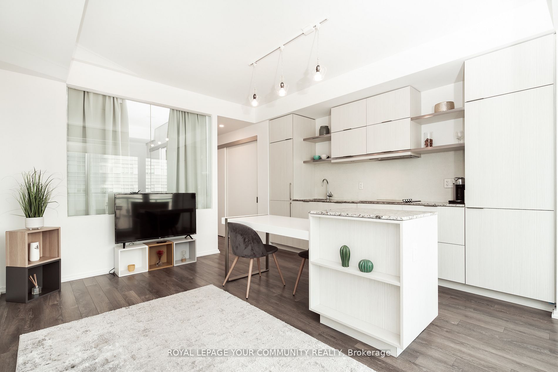 197 Yonge St, #1404