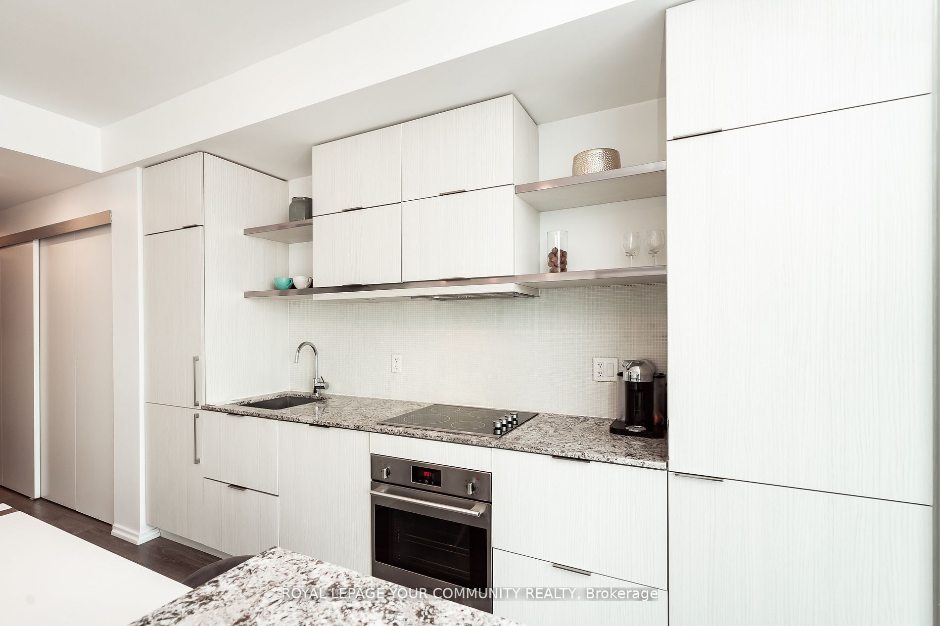 197 Yonge St, #1404