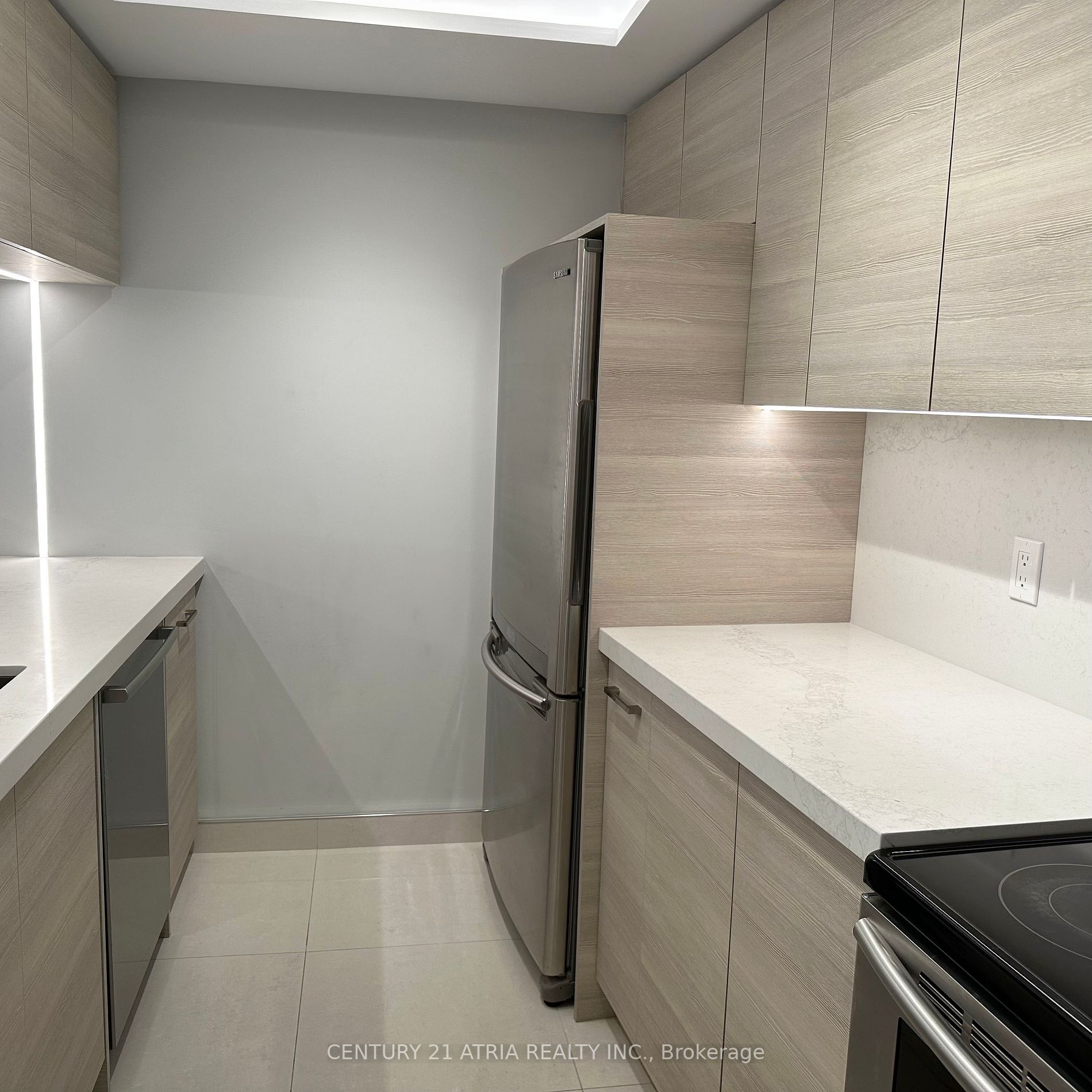 77 Harbour Sq, #811