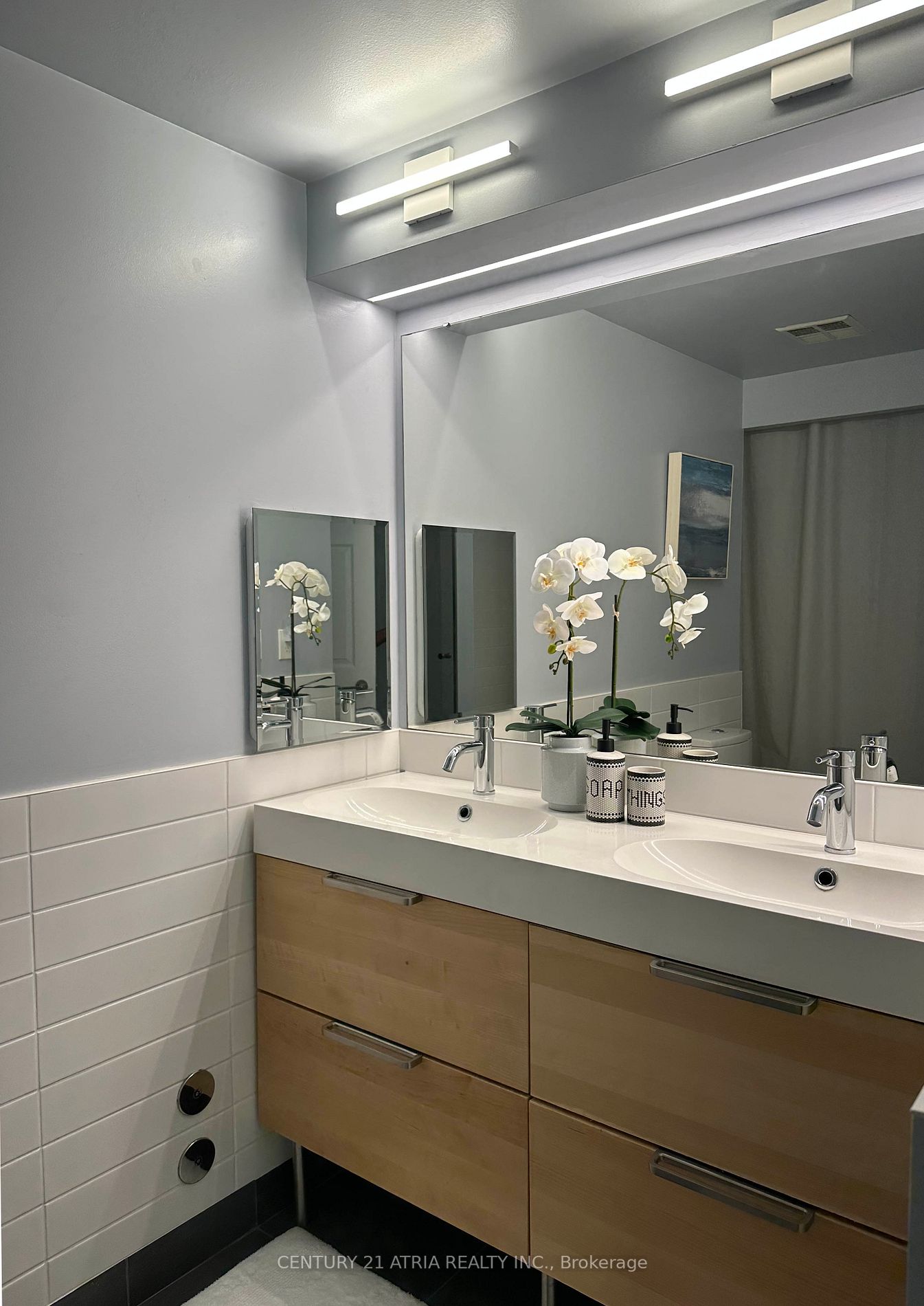 77 Harbour Sq, #811