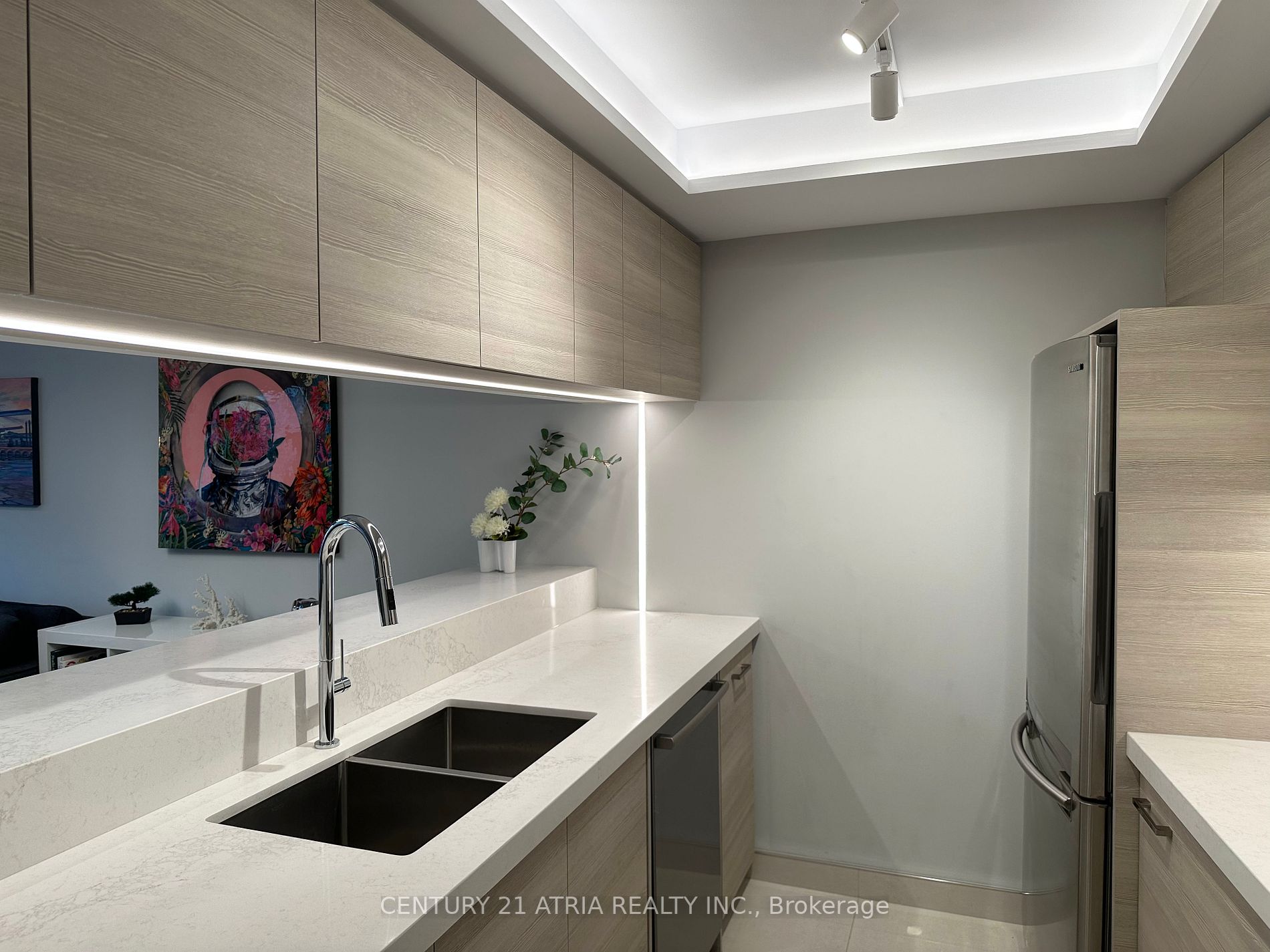 77 Harbour Sq, #811
