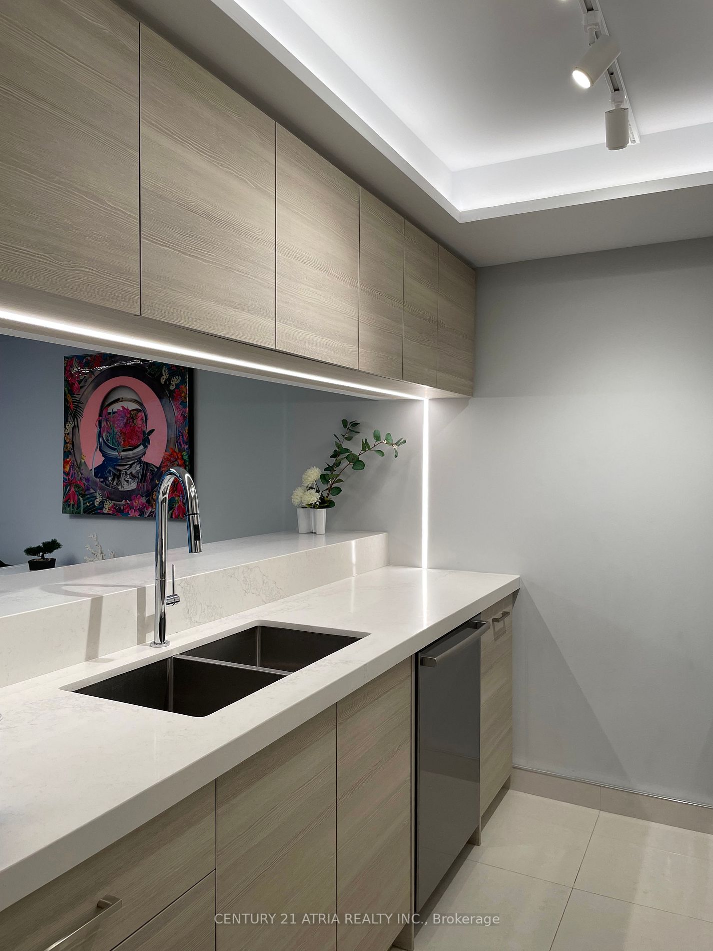 77 Harbour Sq, #811