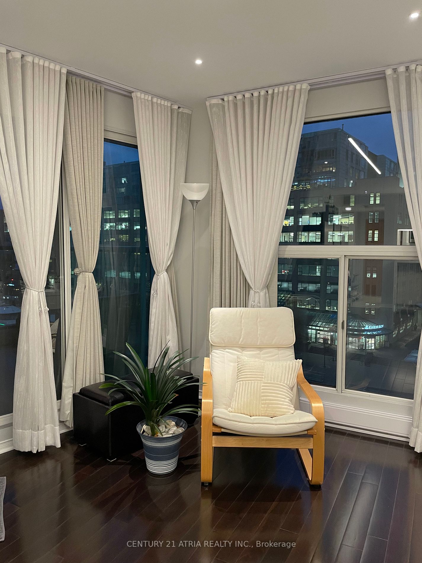 77 Harbour Sq, #811