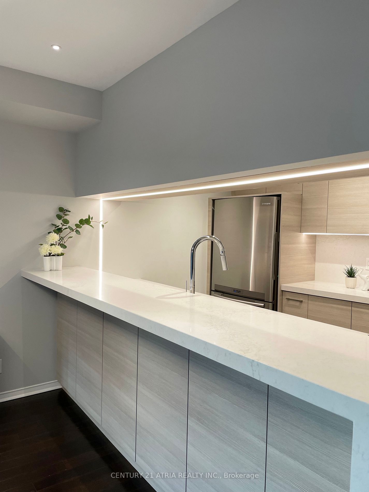 77 Harbour Sq, #811