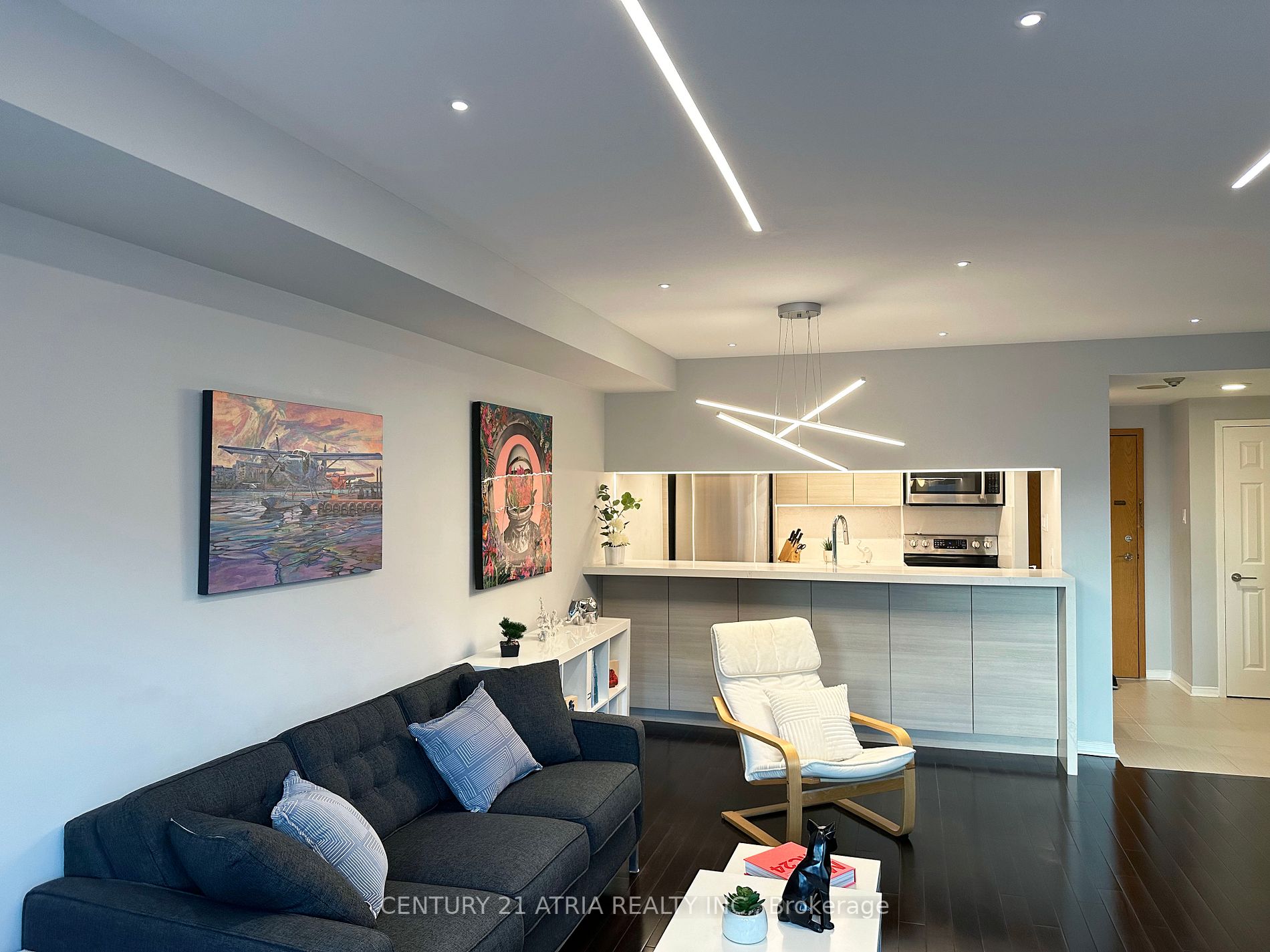 77 Harbour Sq, #811