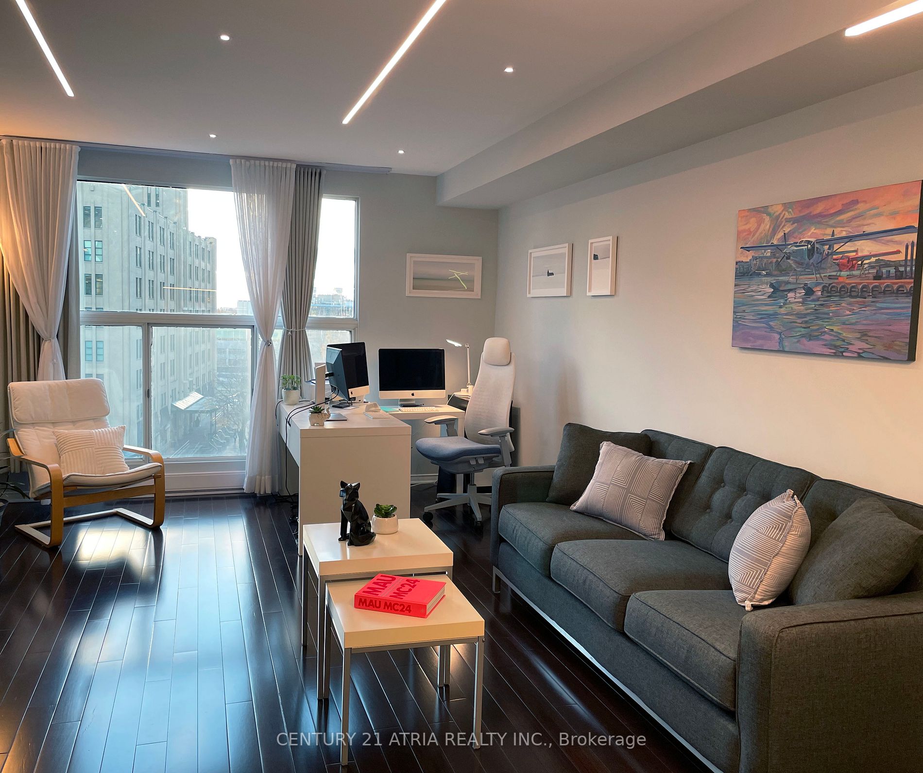 77 Harbour Sq, #811