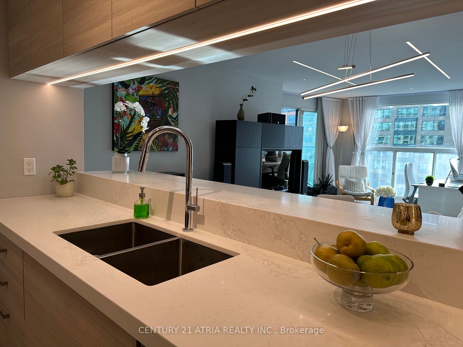 77 Harbour Sq, #811