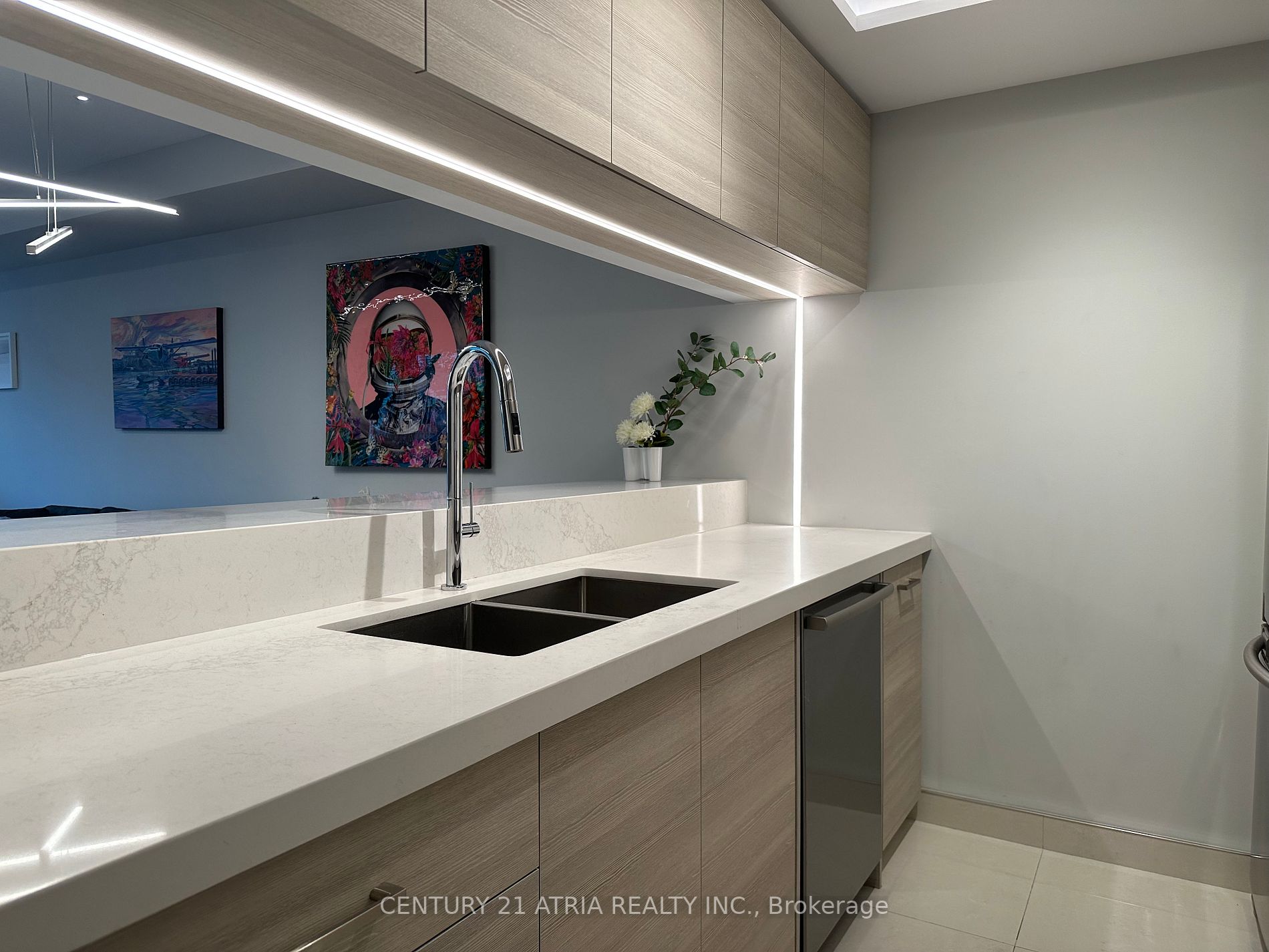 77 Harbour Sq, #811