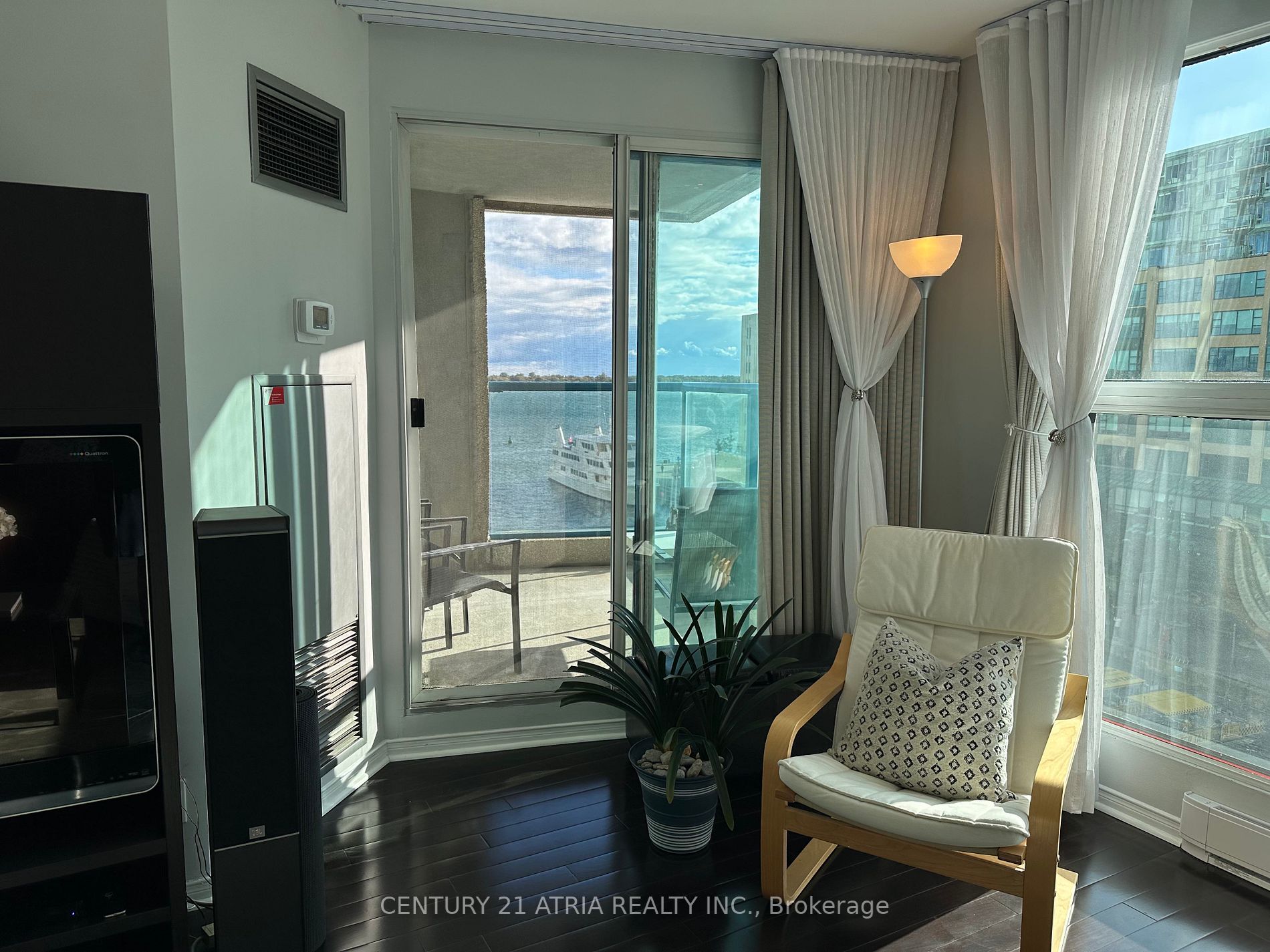 77 Harbour Sq, #811