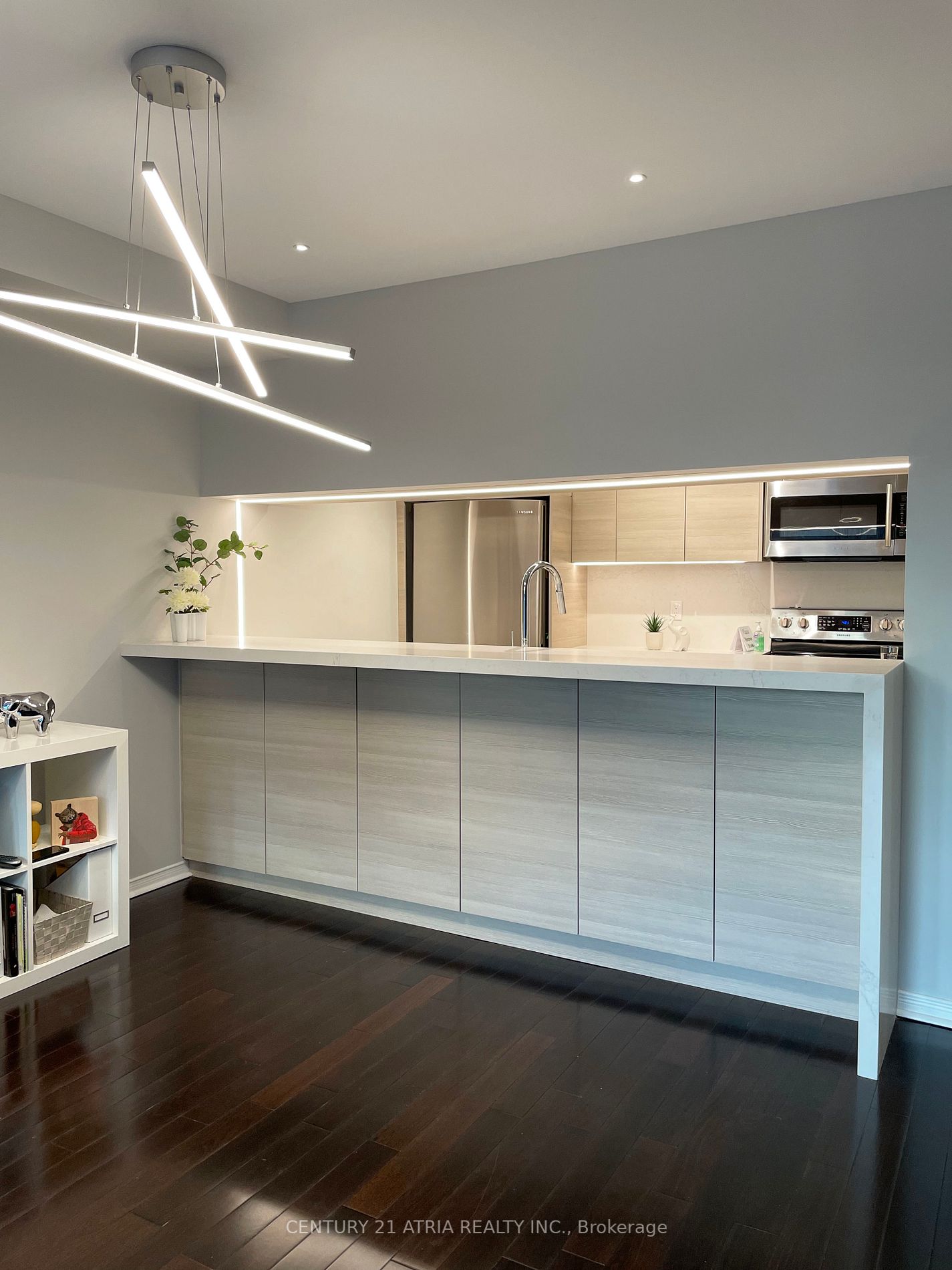 77 Harbour Sq, #811