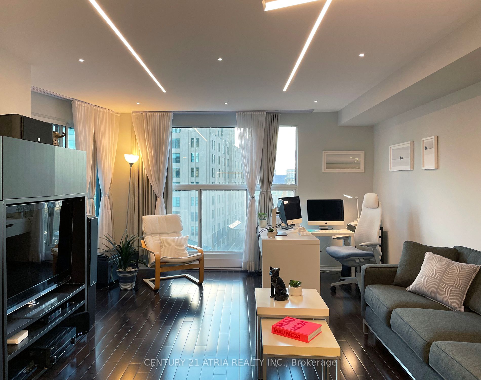 77 Harbour Sq, #811