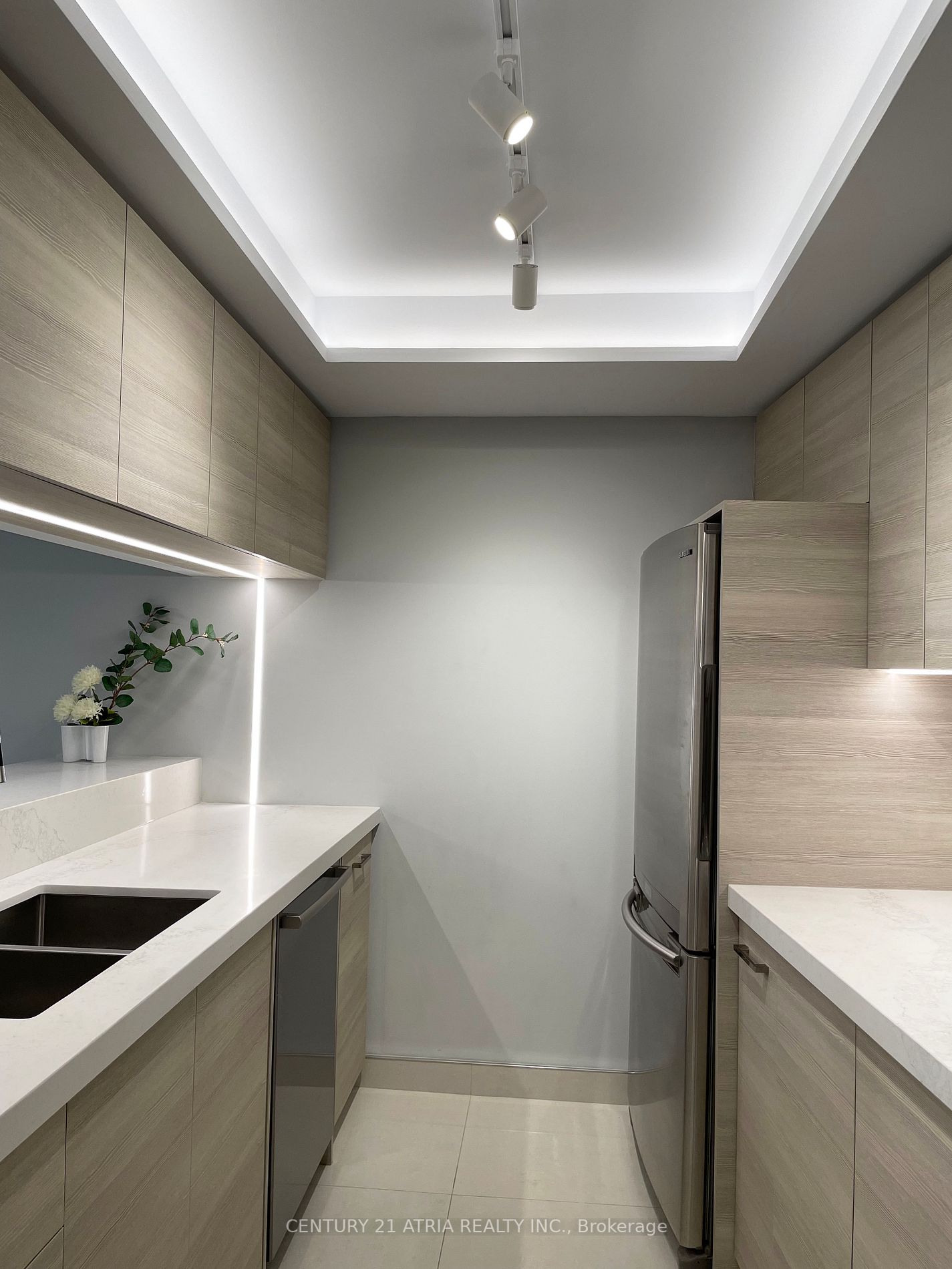 77 Harbour Sq, #811