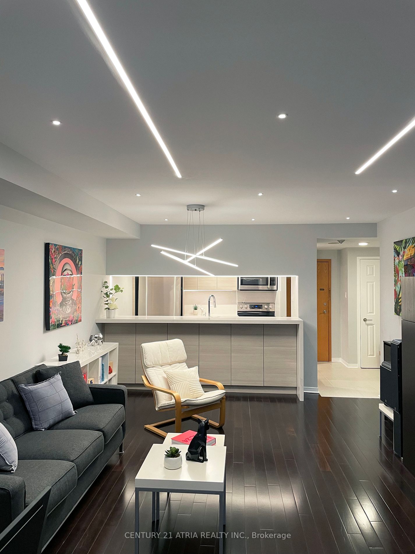 77 Harbour Sq, #811