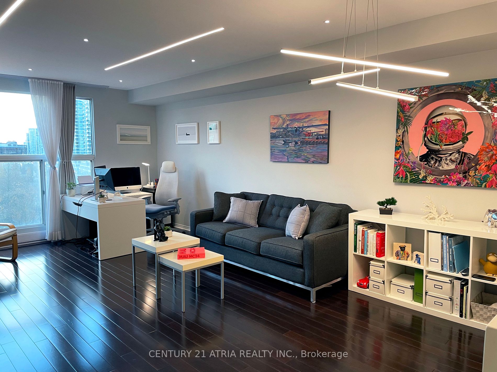 77 Harbour Sq, #811