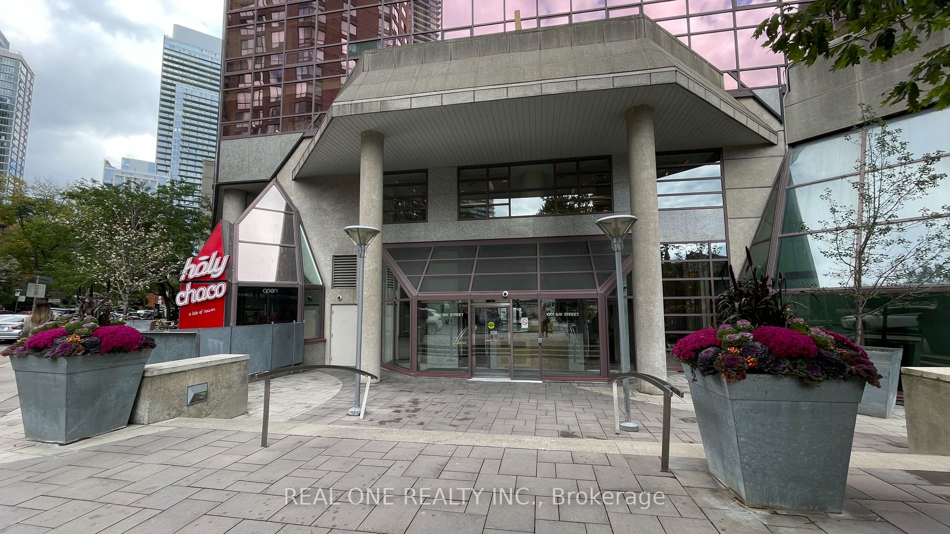1001 Bay St, #2517