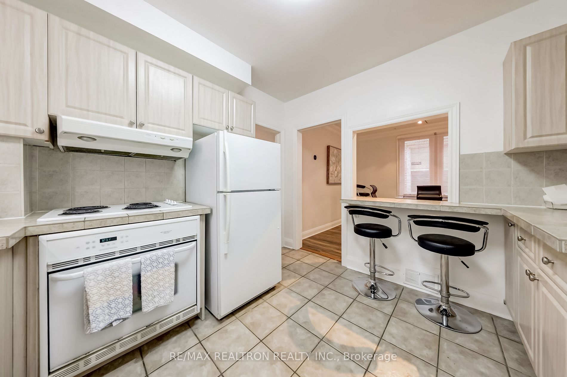 1336 Avenue Rd, #Main