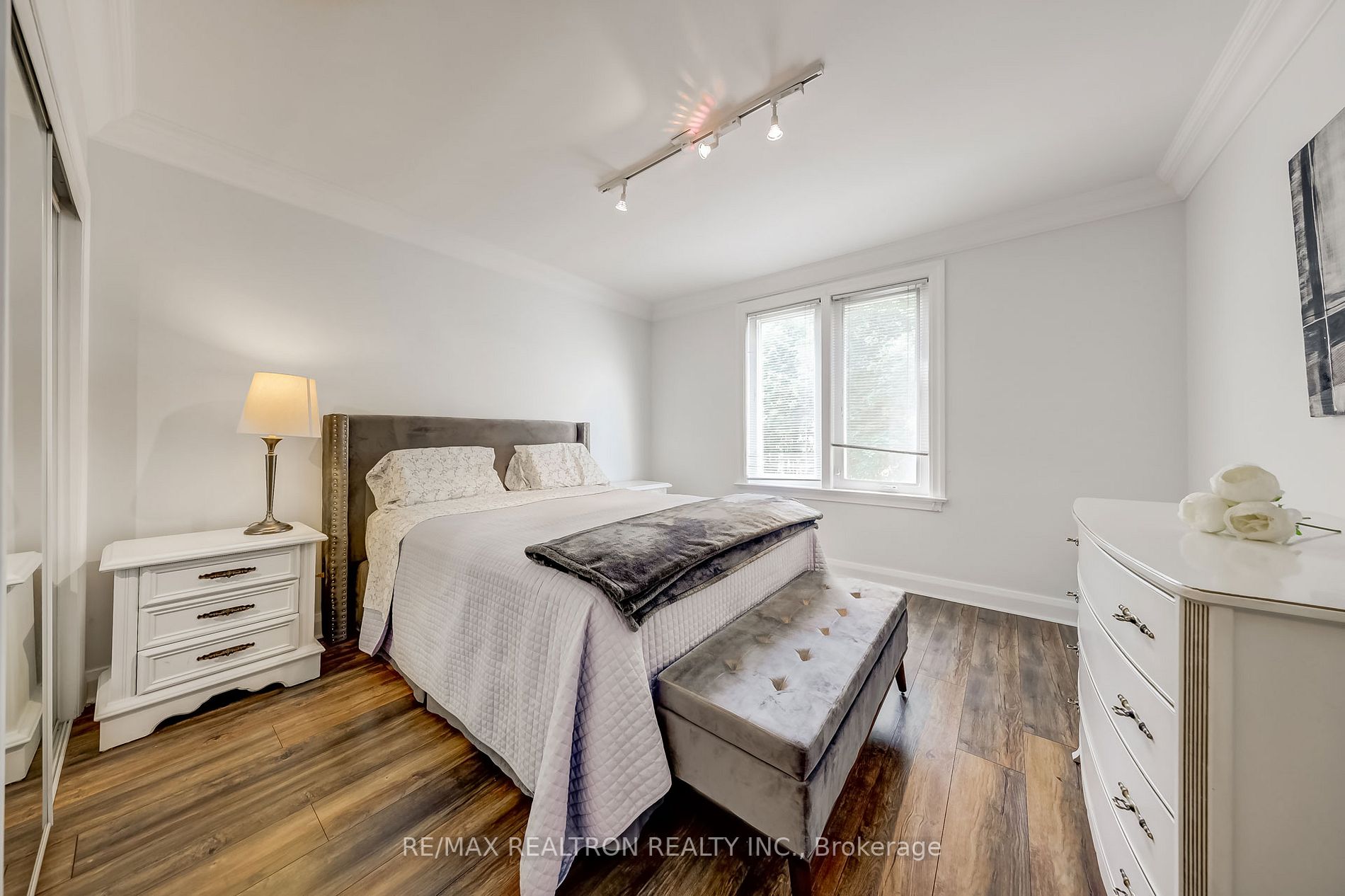 1336 Avenue Rd, #Main