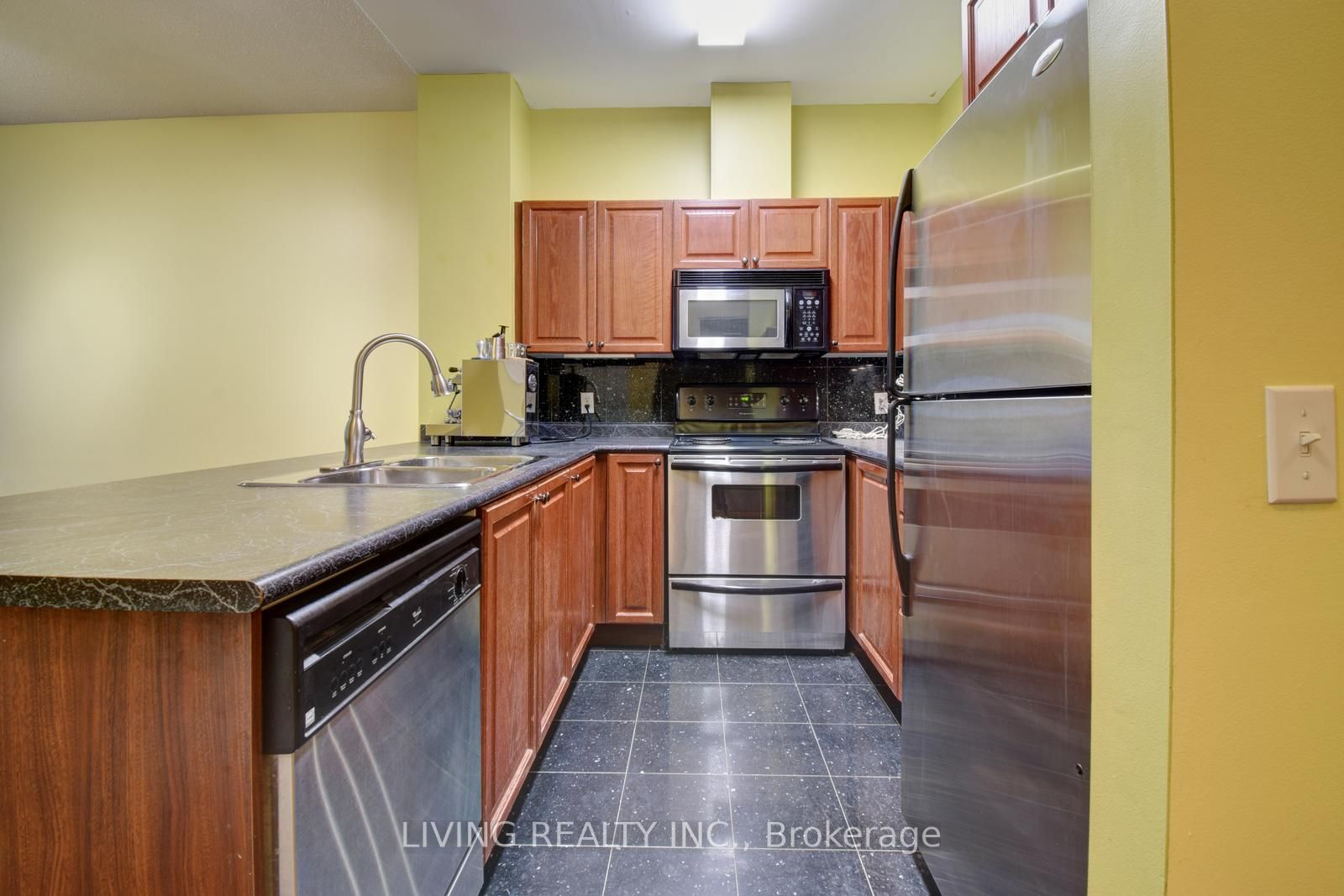 18 Parkview Ave, #207
