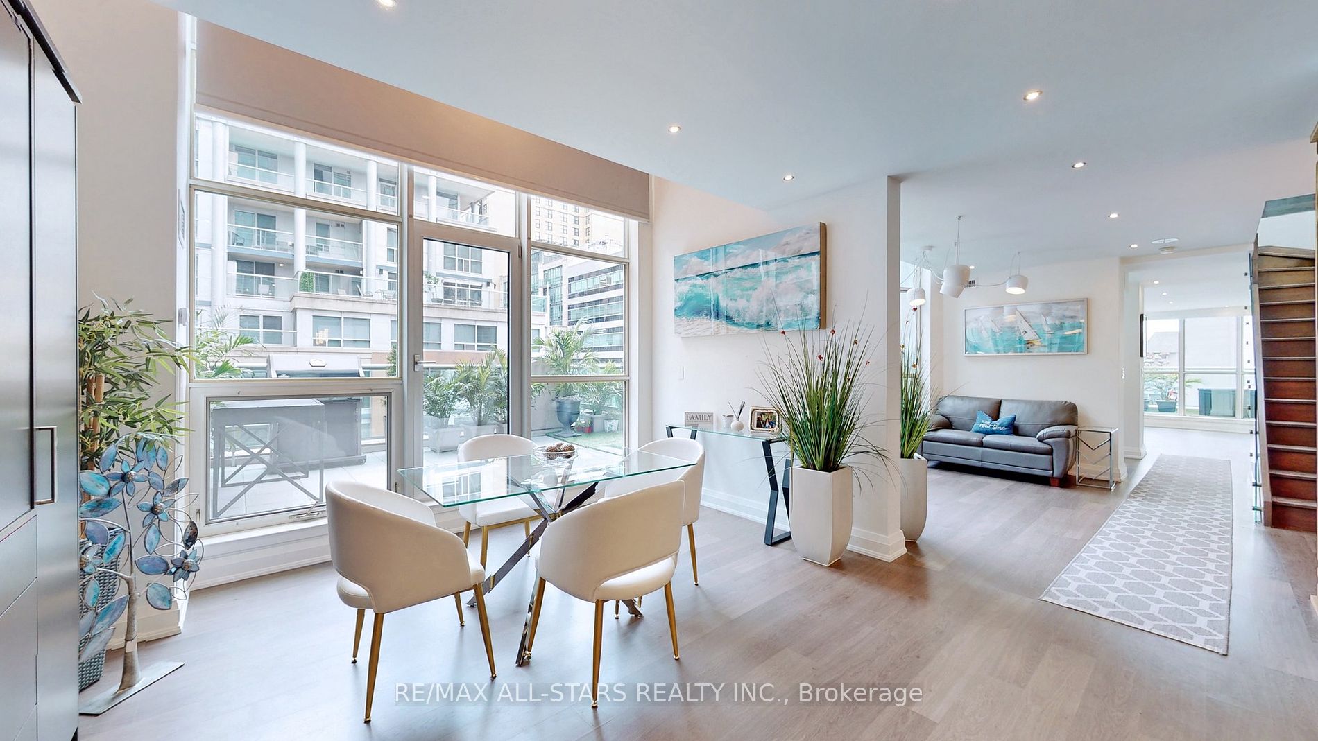 36 Blue Jays Way, #711 712