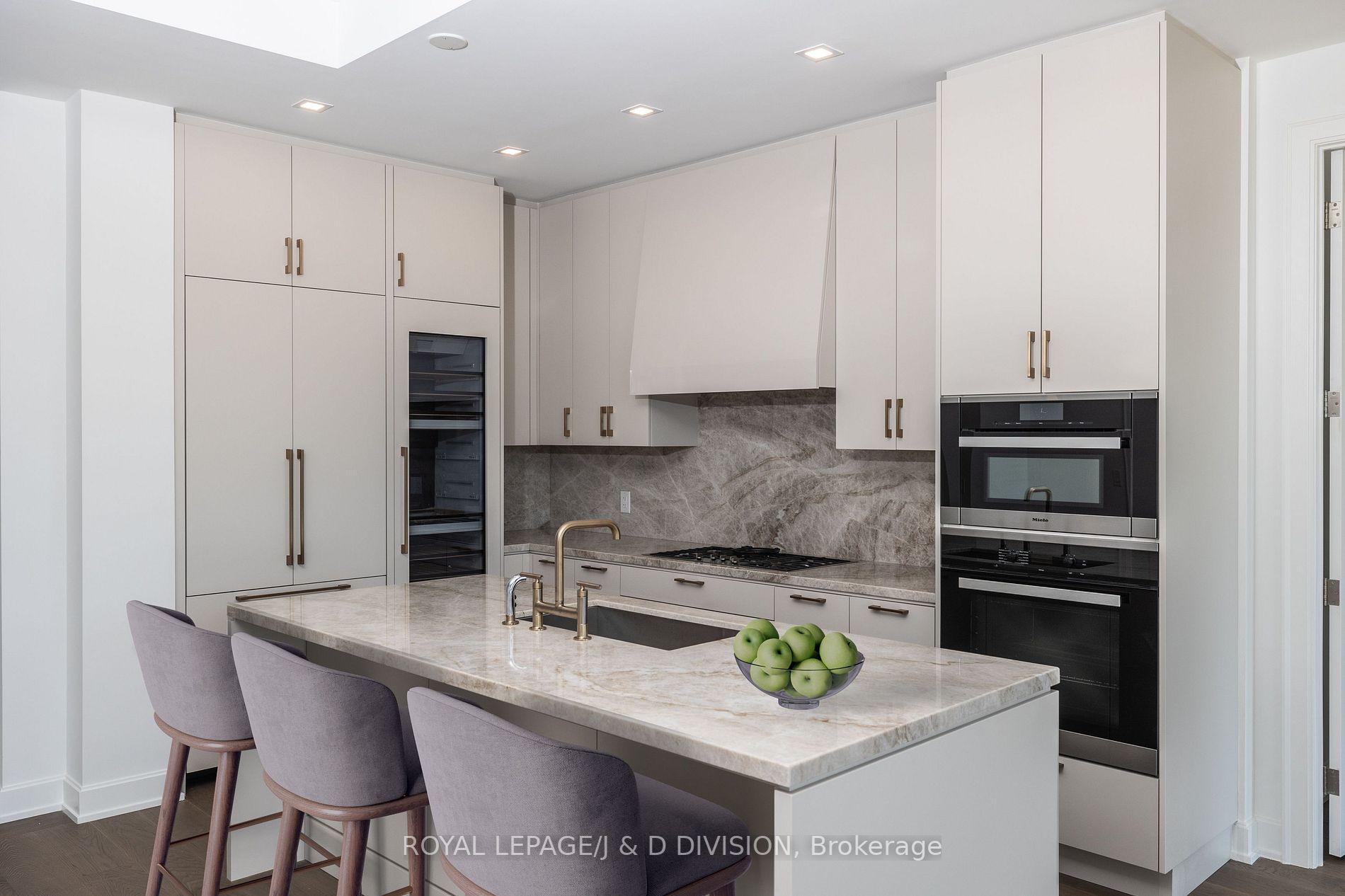2781 Yonge St, #805