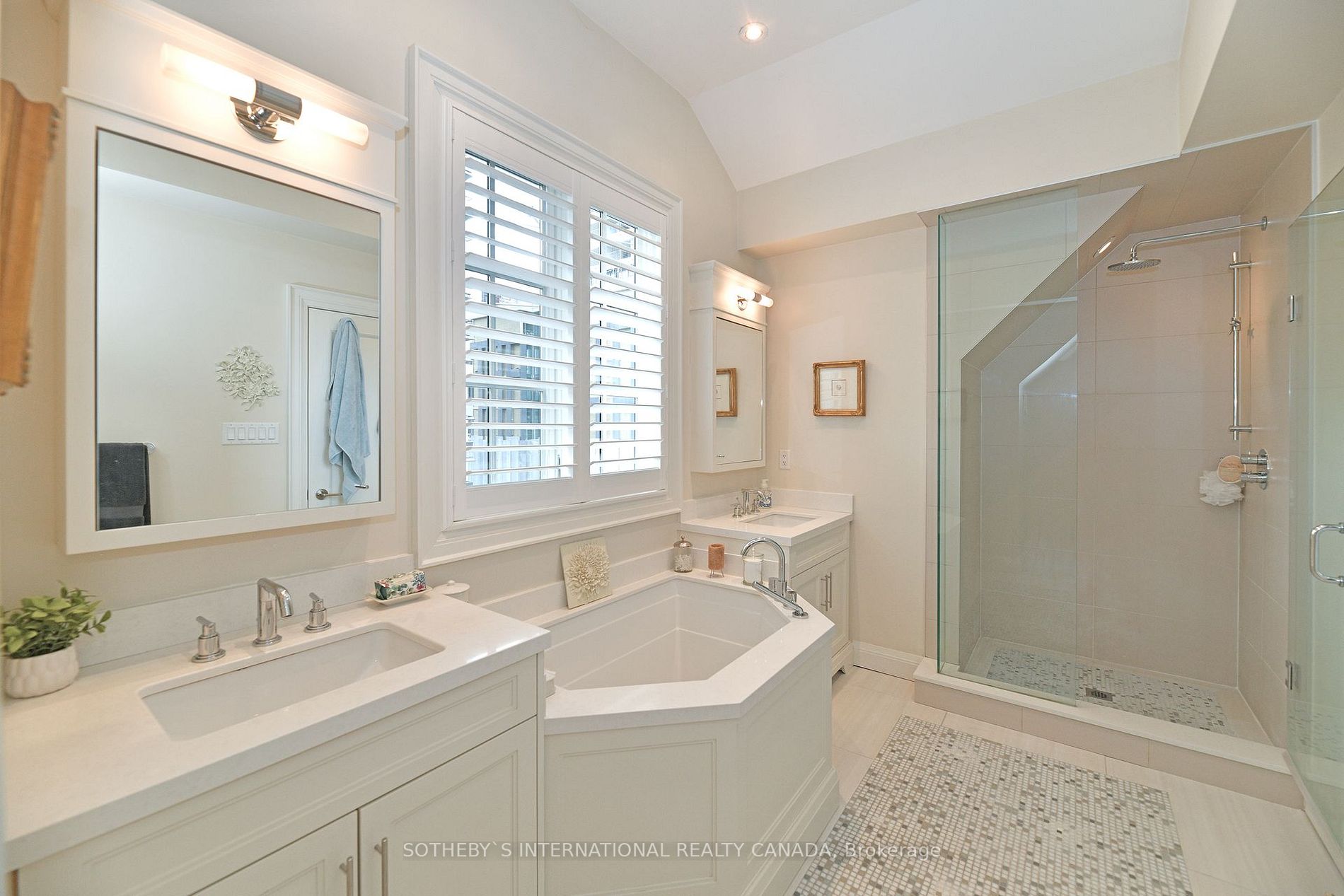 260 Redpath Ave