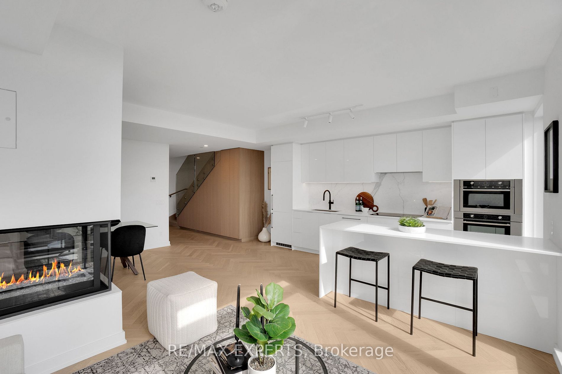 899 College St, #616
